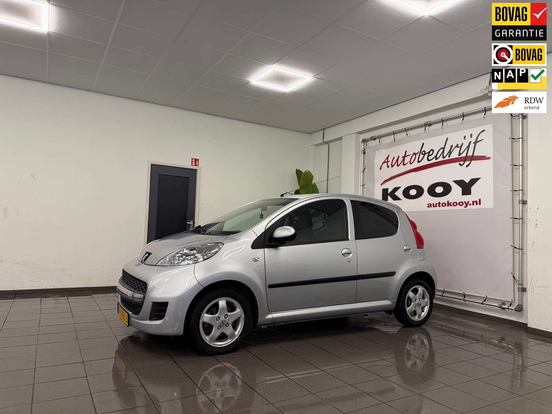 Peugeot 107 1.0-12V Black & Silver * Airco / LM Velgen / 5 Deurs / NL Auto *