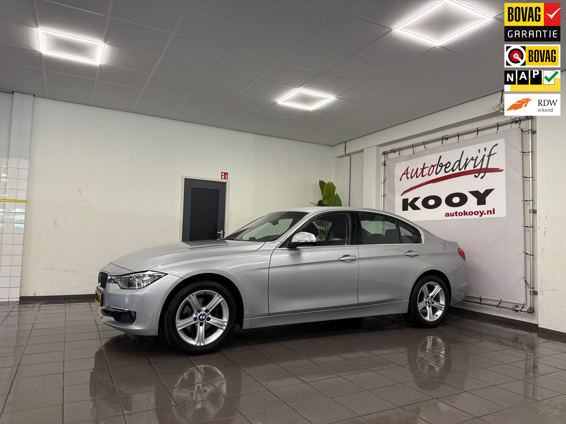 BMW 3-serie 320i Executive * Automaat / Xenon / Leder / Navigatie / NL Auto *
