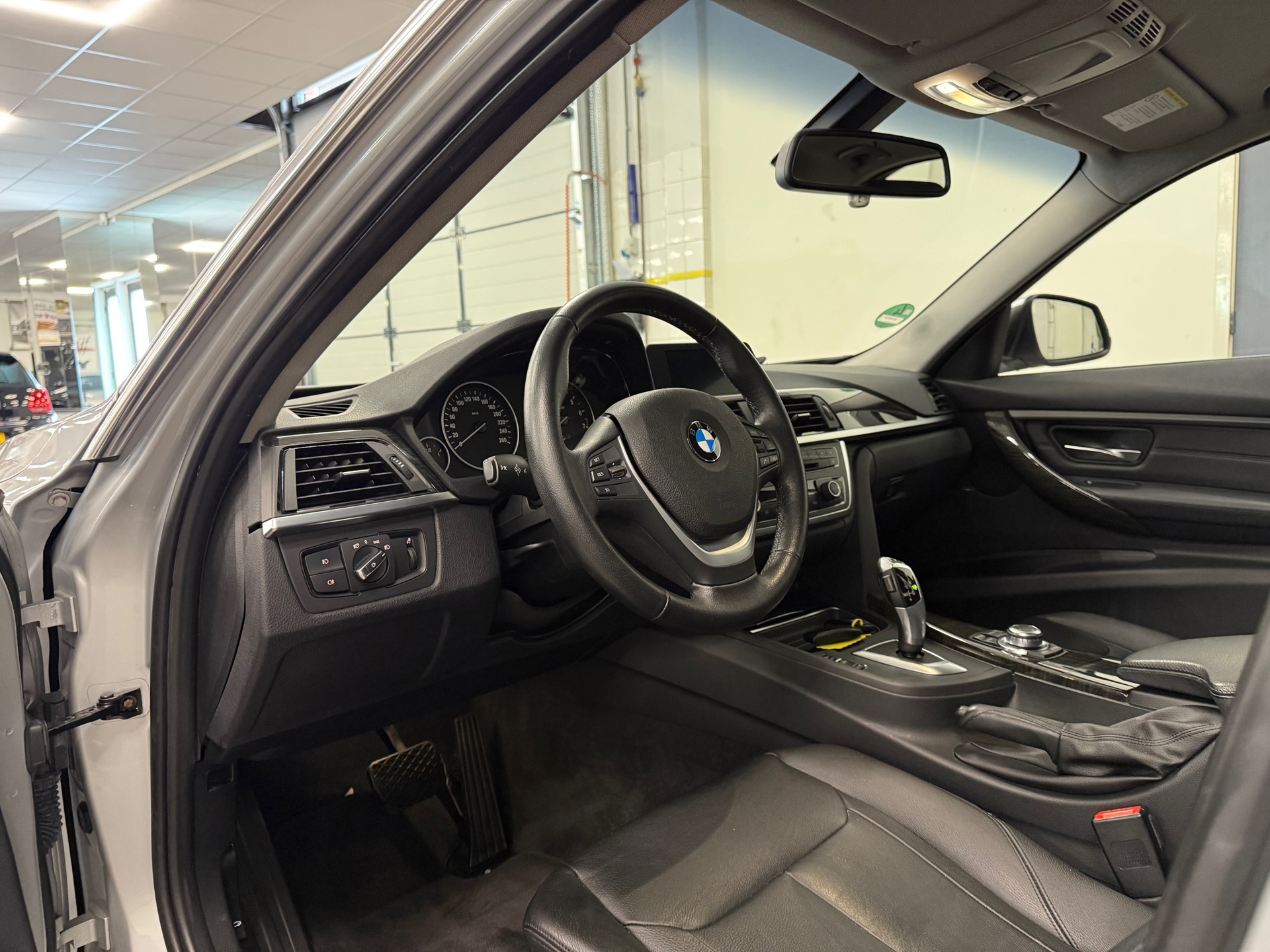 https://www.autokooy.nl//xml/images/45665679-12.JPG
