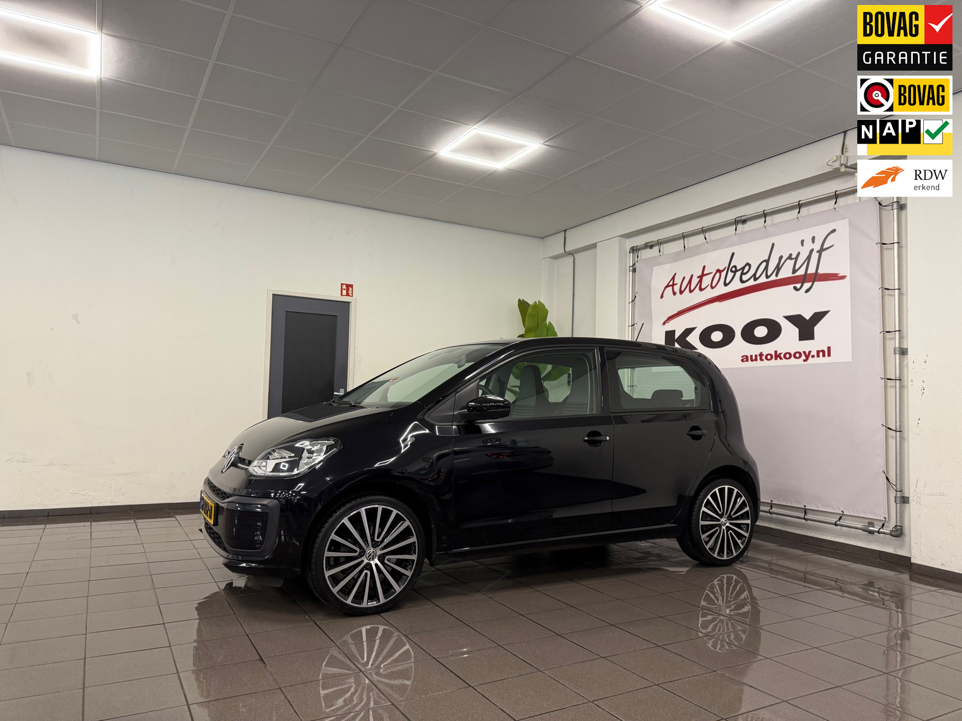Volkswagen Up! 1.0 BMT move up! * Airco / 17" LM Velgen / LED / NL Auto *