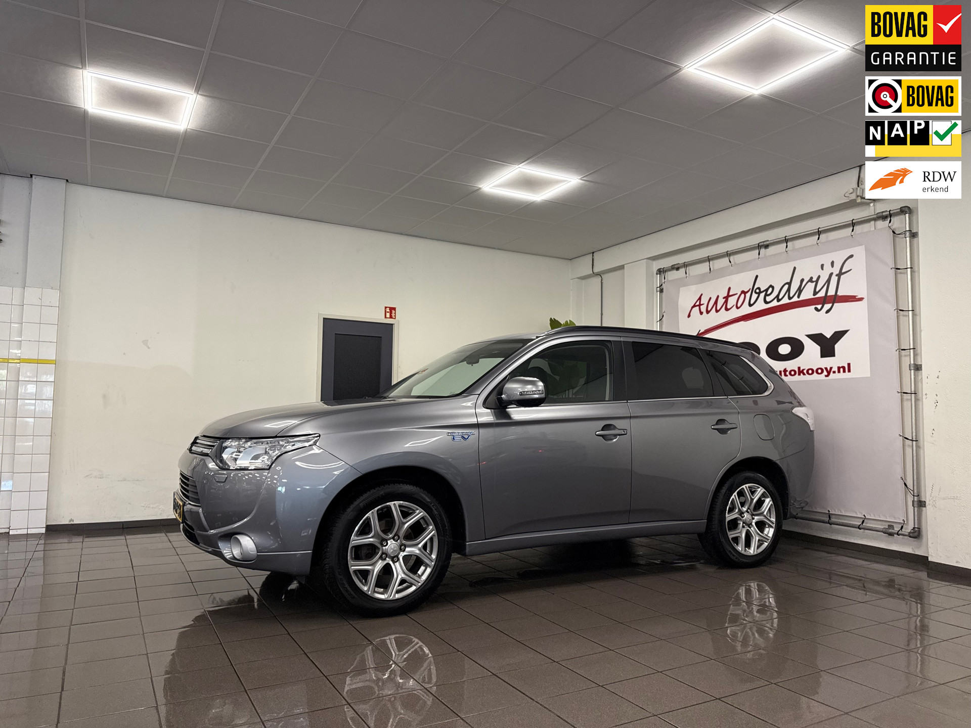 Mitsubishi Outlander 2.0 PHEV Instyle * Schuif-Kanteldak / Navigatie / LED / 18" LM Velgen / NL Auto *