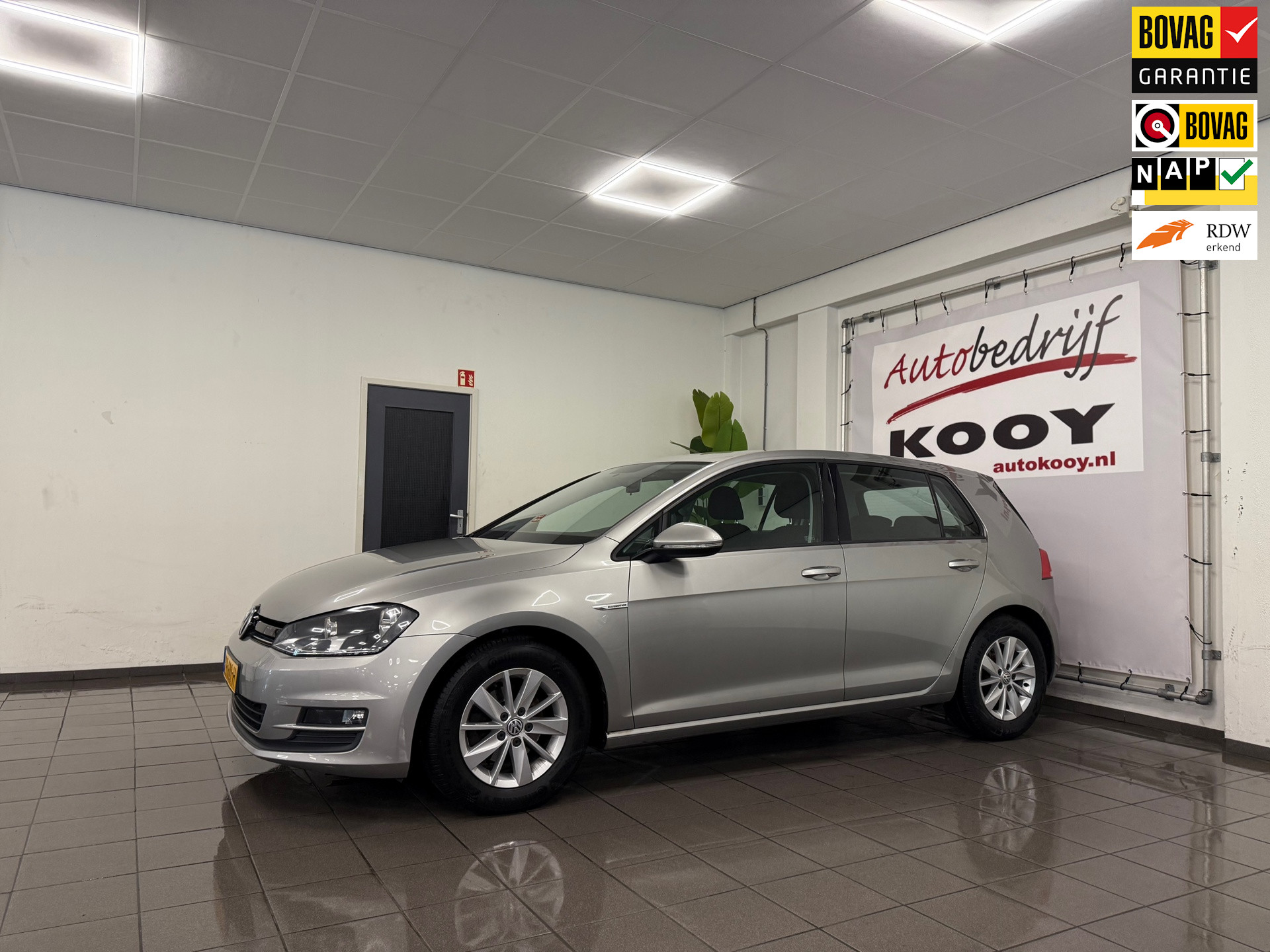 Volkswagen Golf 1.0 TSI Edition * Dealer onderhouden / Airco / LM Velgen / Bluetooth / NL Auto *