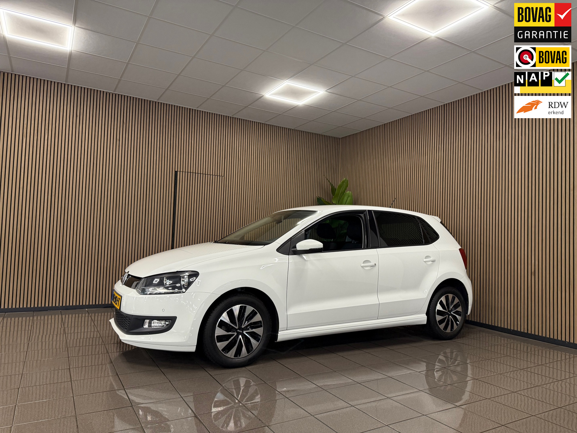 Volkswagen Polo 1.0 BlueMotion Edition *Dealer onderhouden / Parkeersensoren / LM Velgen / NL Auto *