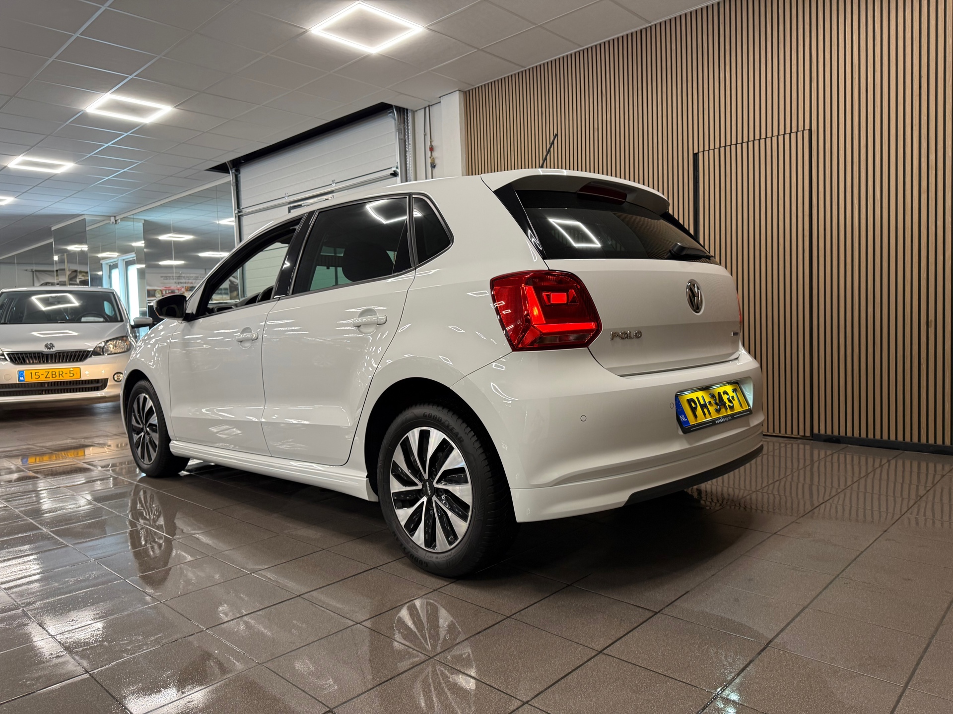 https://www.autokooy.nl//xml/images/45946300-3.JPG