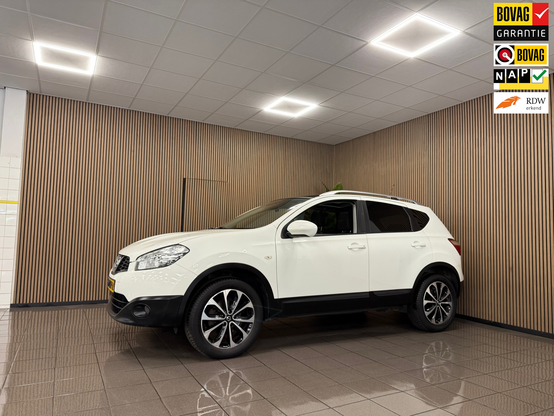 Nissan Qashqai 1.6 Connect Edition * Panoramadak / Camera / Trekhaak / Navigatie / NL Auto *