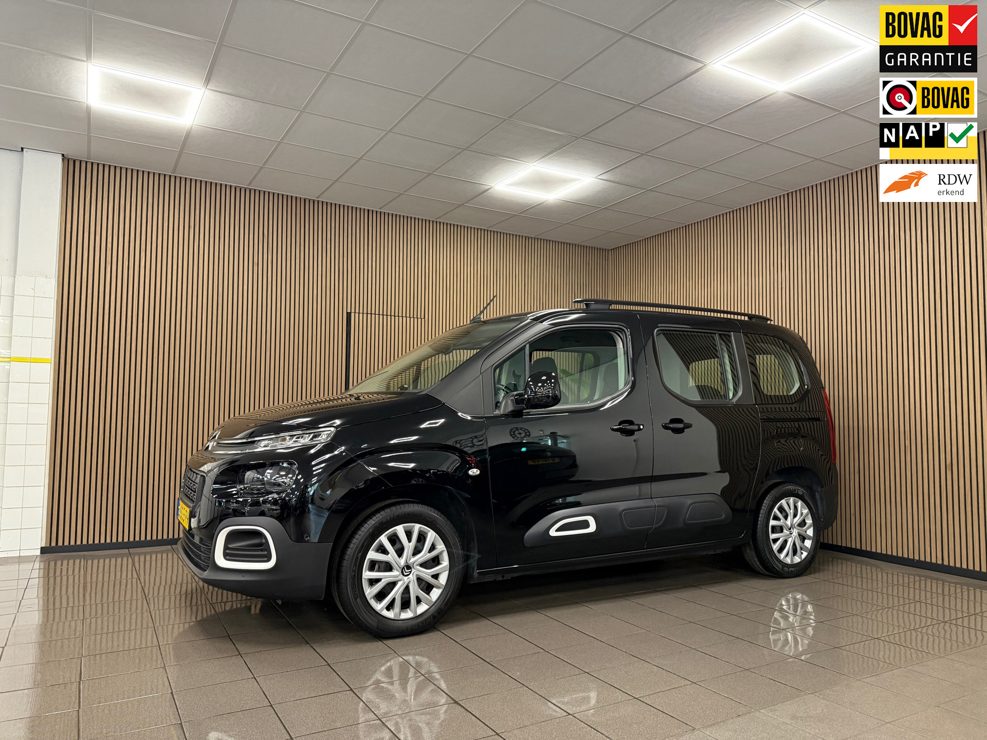 Citroen Berlingo 1.2 PureTech Feel * 20.445 km + NAP / Trekhaak / Navigatie / Camera / NL Auto *