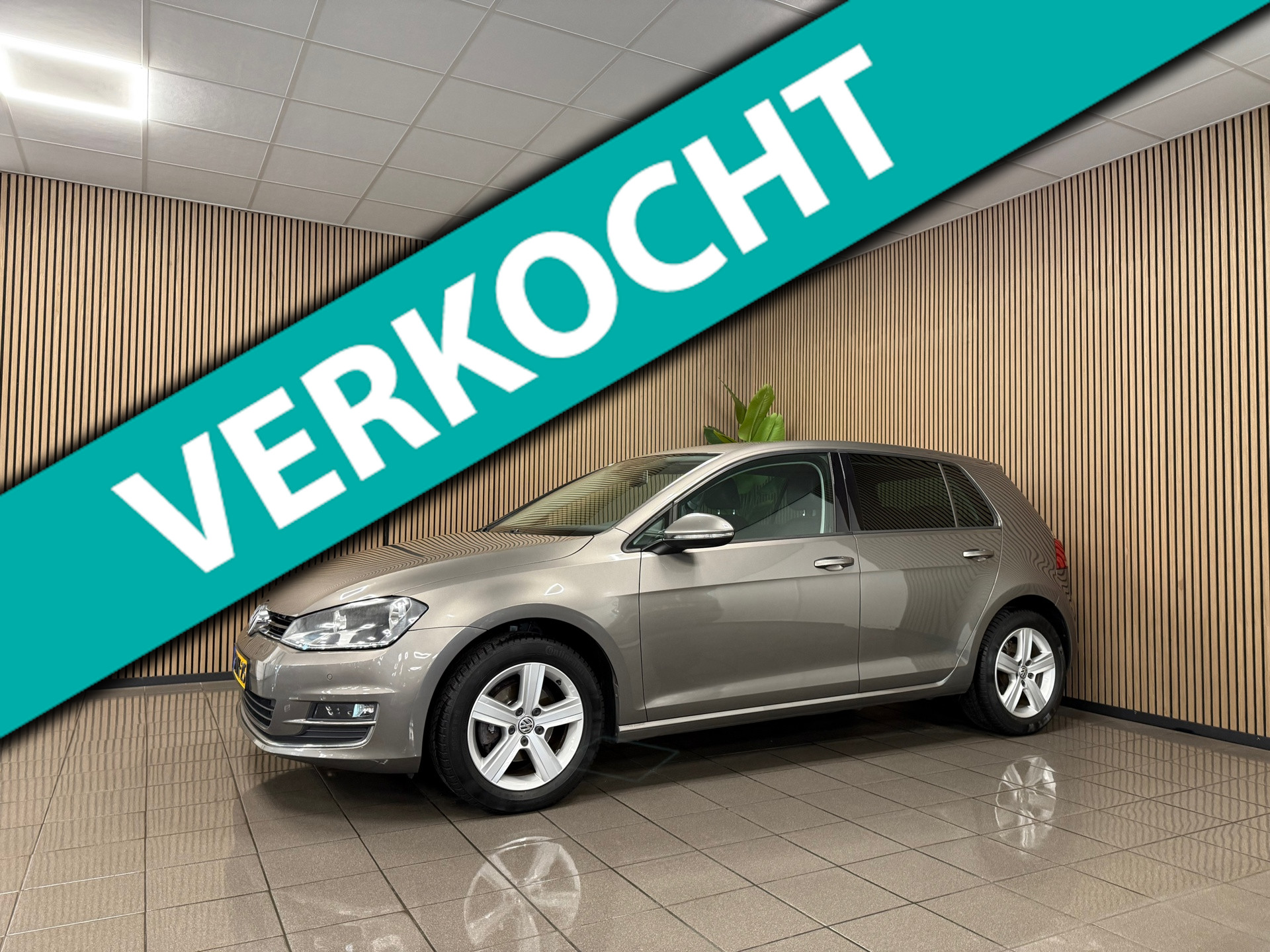 Volkswagen Golf 1.2 TSI Business Edition * Dealer onderhouden / Navigatie / Camera / NL Auto *
