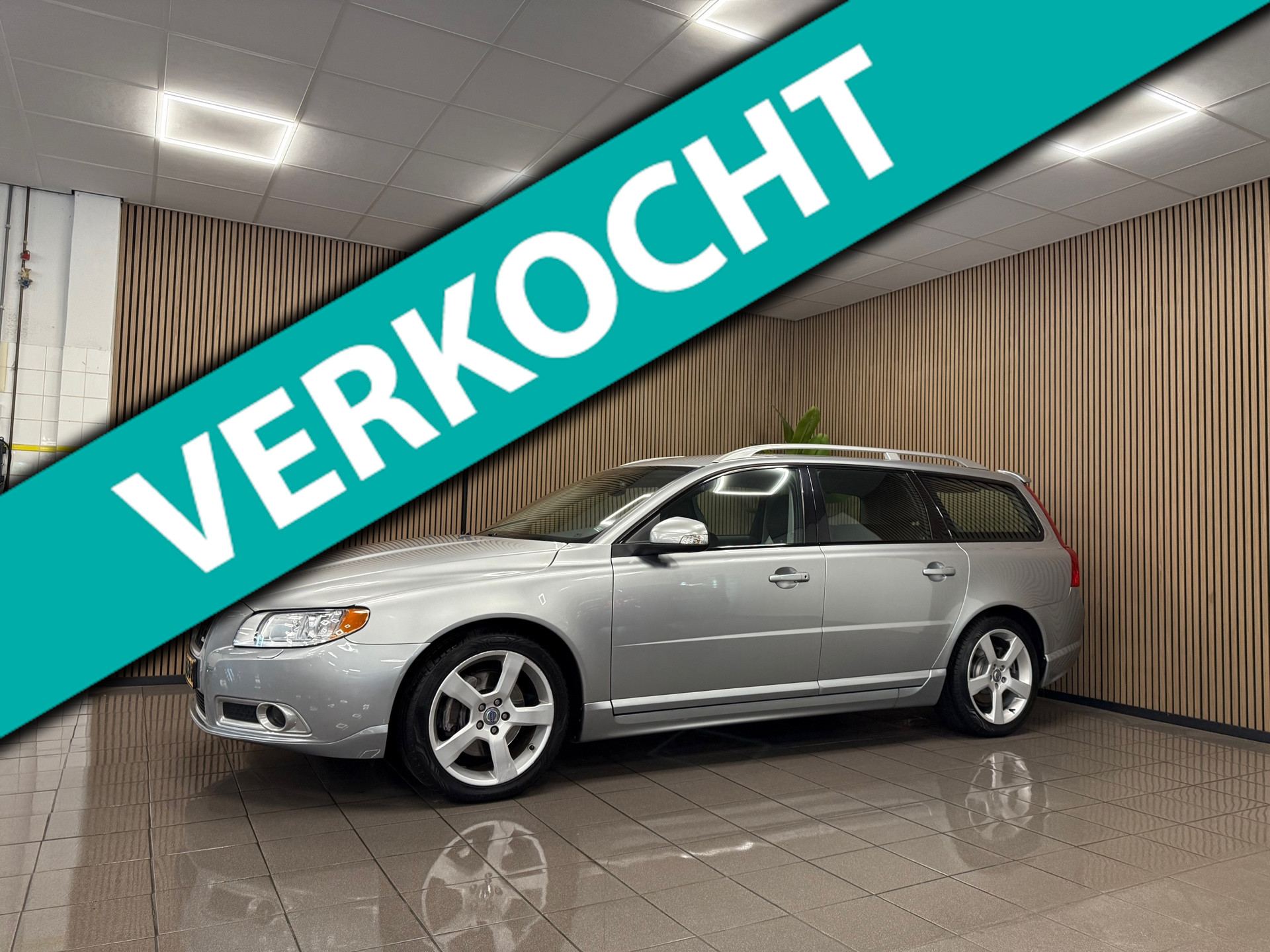 Volvo V70 2.0T R-Edition * Automaat / Navigatie / Afn.Trekhaak / Xenon / NL Auto *