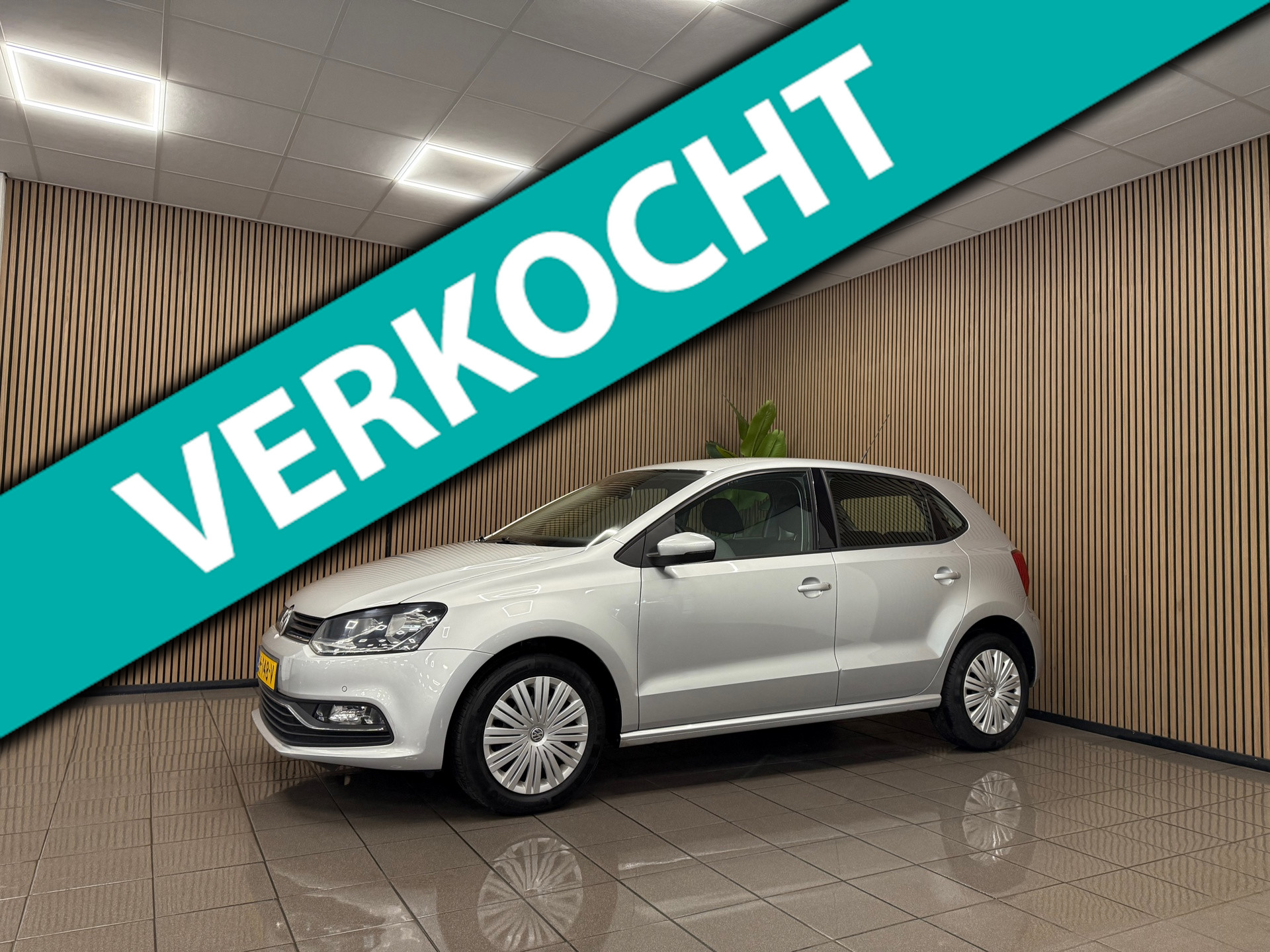Volkswagen Polo 1.2 TSI Comfortline * 1e Eig / Navigatie / Parkeersensoren / NL Auto *