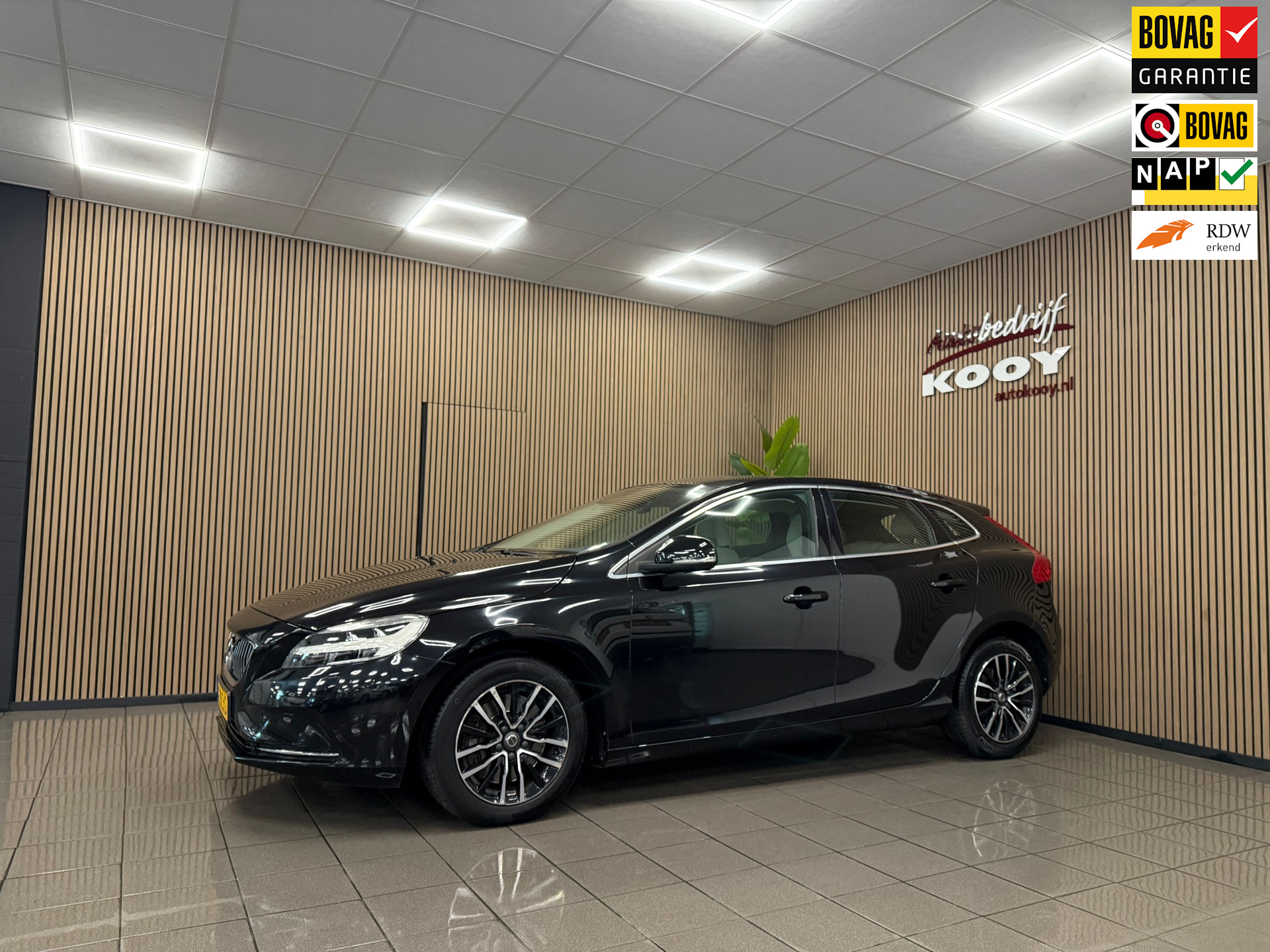 Volvo V40 1.5 T2 Nordic+ * Automaat / Panoramadak / Camera / Trekhaak / NL Auto *