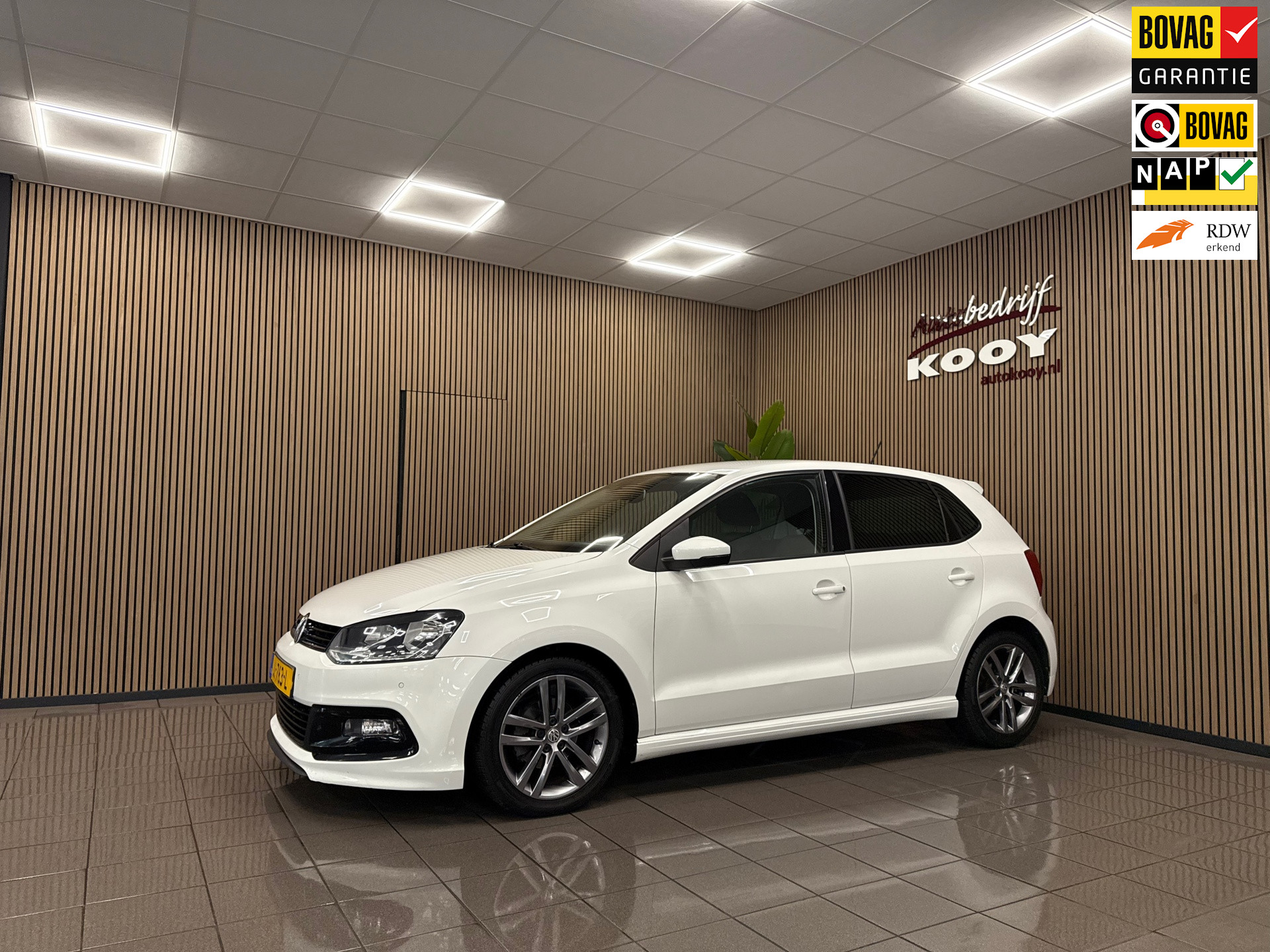 Volkswagen Polo 1.2 TSI R-Line * Navigatie / Parkeersensoren / Trekhaak / NL Auto *