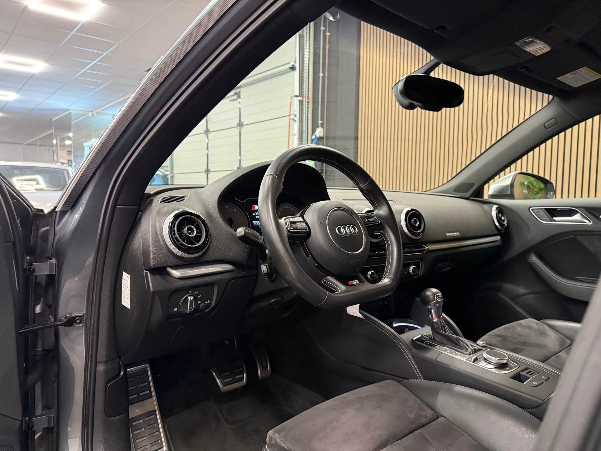 https://www.autokooy.nl//xml/images/47235545-12.JPG