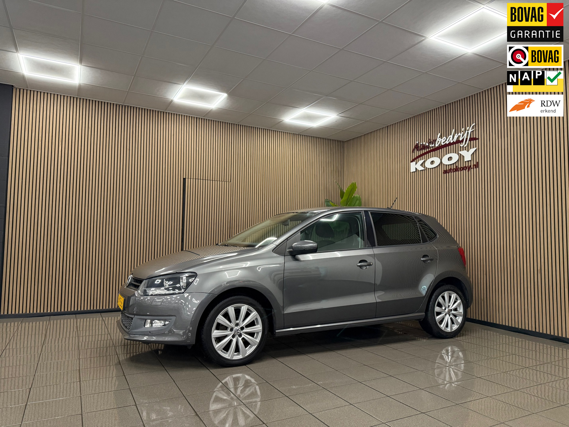 Volkswagen Polo 1.4-16V Highline * Automaat / Navigatie / Stoelverwarming / LM Velgen / NL Auto *