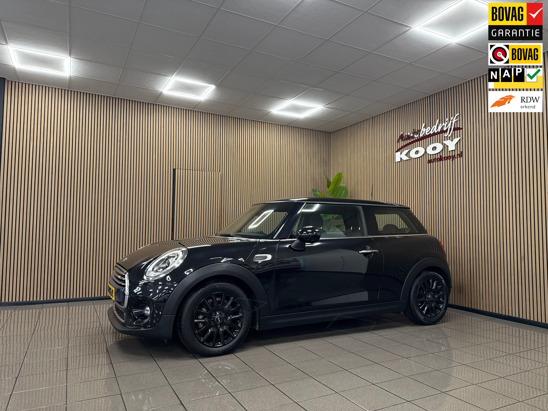 Mini Mini 1.5 Cooper Business * Automaat / Panoramadak / Navigatie / LM Velgen / NL Auto *