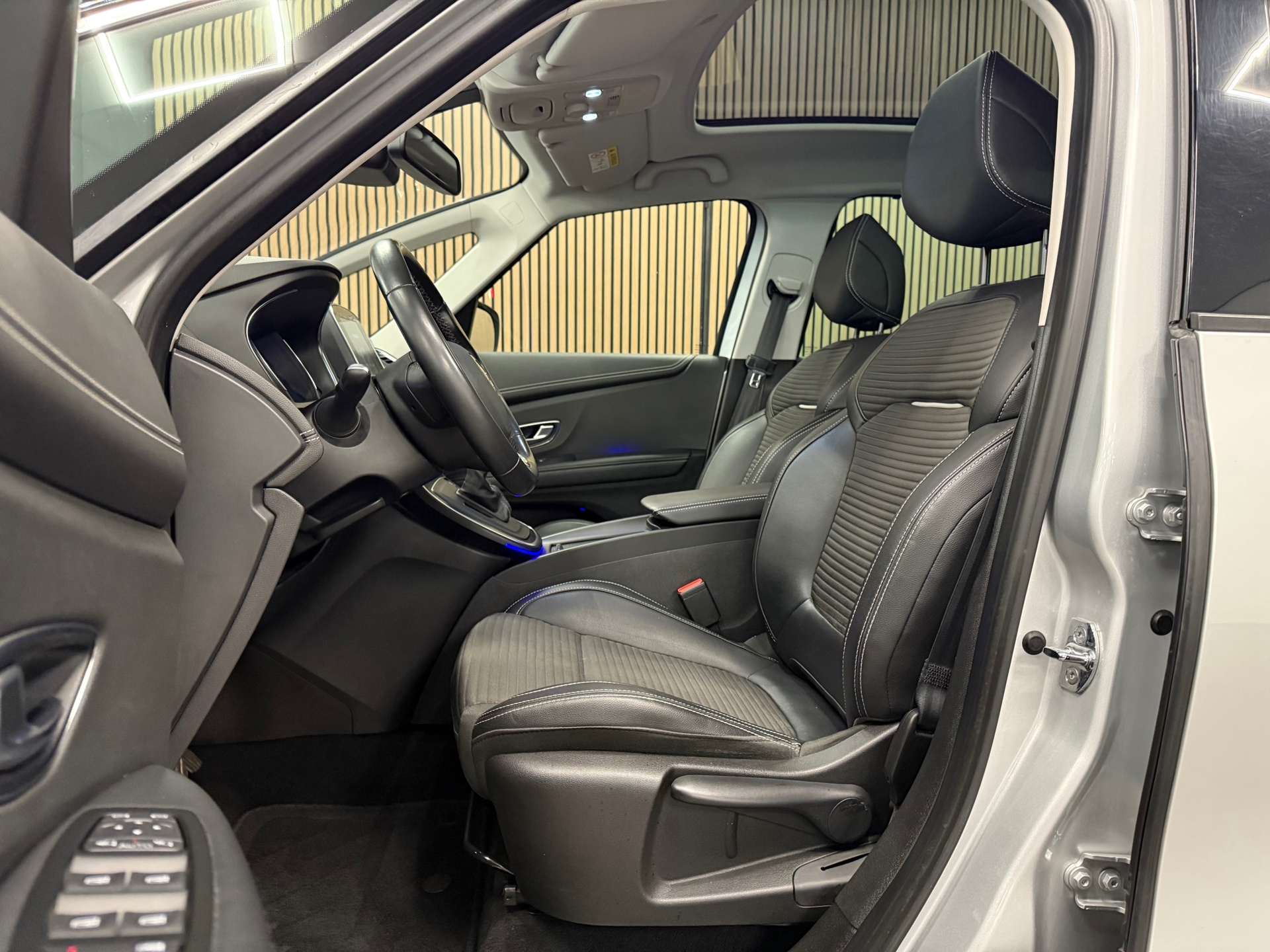 https://www.autokooy.nl//xml/images/47974637-12.JPG