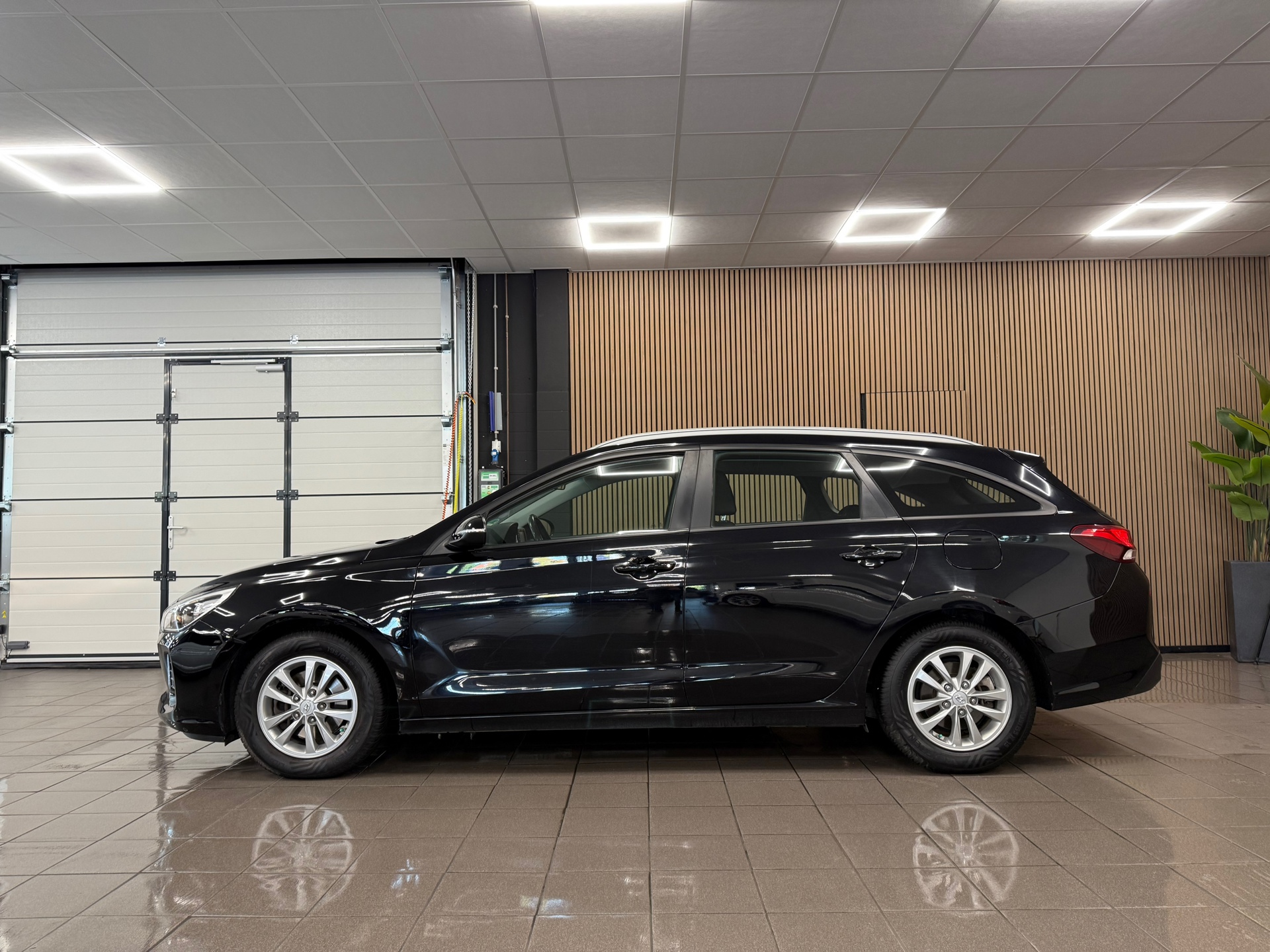 https://www.autokooy.nl//xml/images/47999343-2.JPG