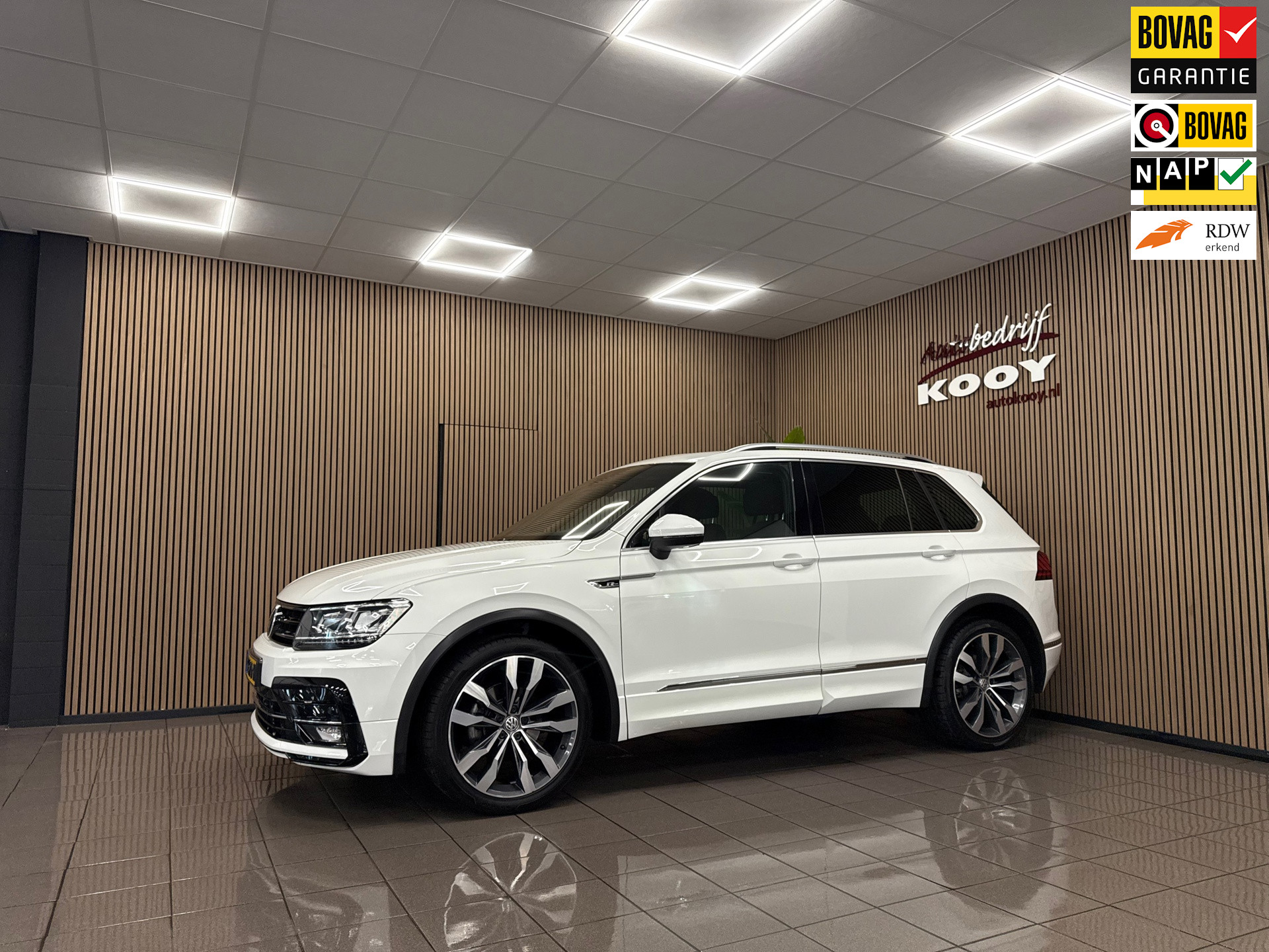 Volkswagen Tiguan 1.4 TSI R-Line * Panoramadak / Virtual cockpit / 20" LM Velgen / NL Auto *