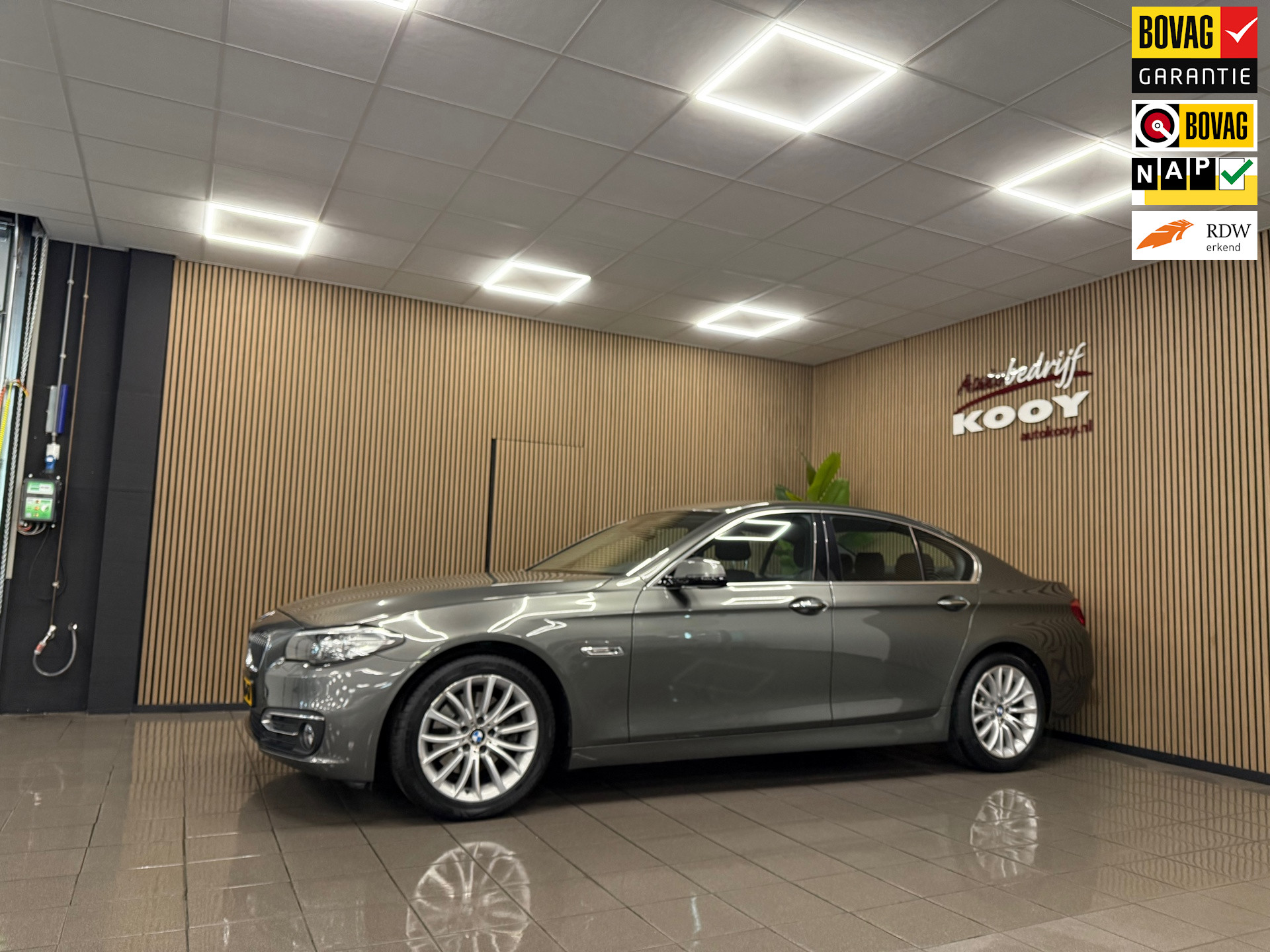 BMW 5-serie 520i Last Minute Edition * Automaat / Navigatie / Xenon / Leder / NL Auto *