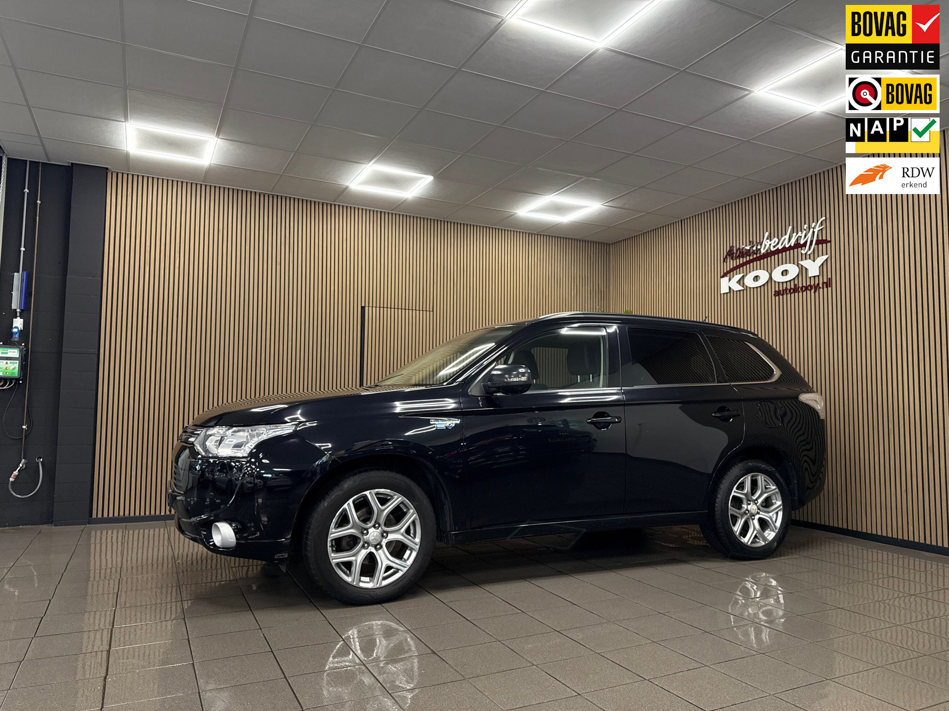 Mitsubishi Outlander 2.0 PHEV Instyle * Schuif-Kanteldak / Afn. Trekhaak / Navigatie / NL Auto *