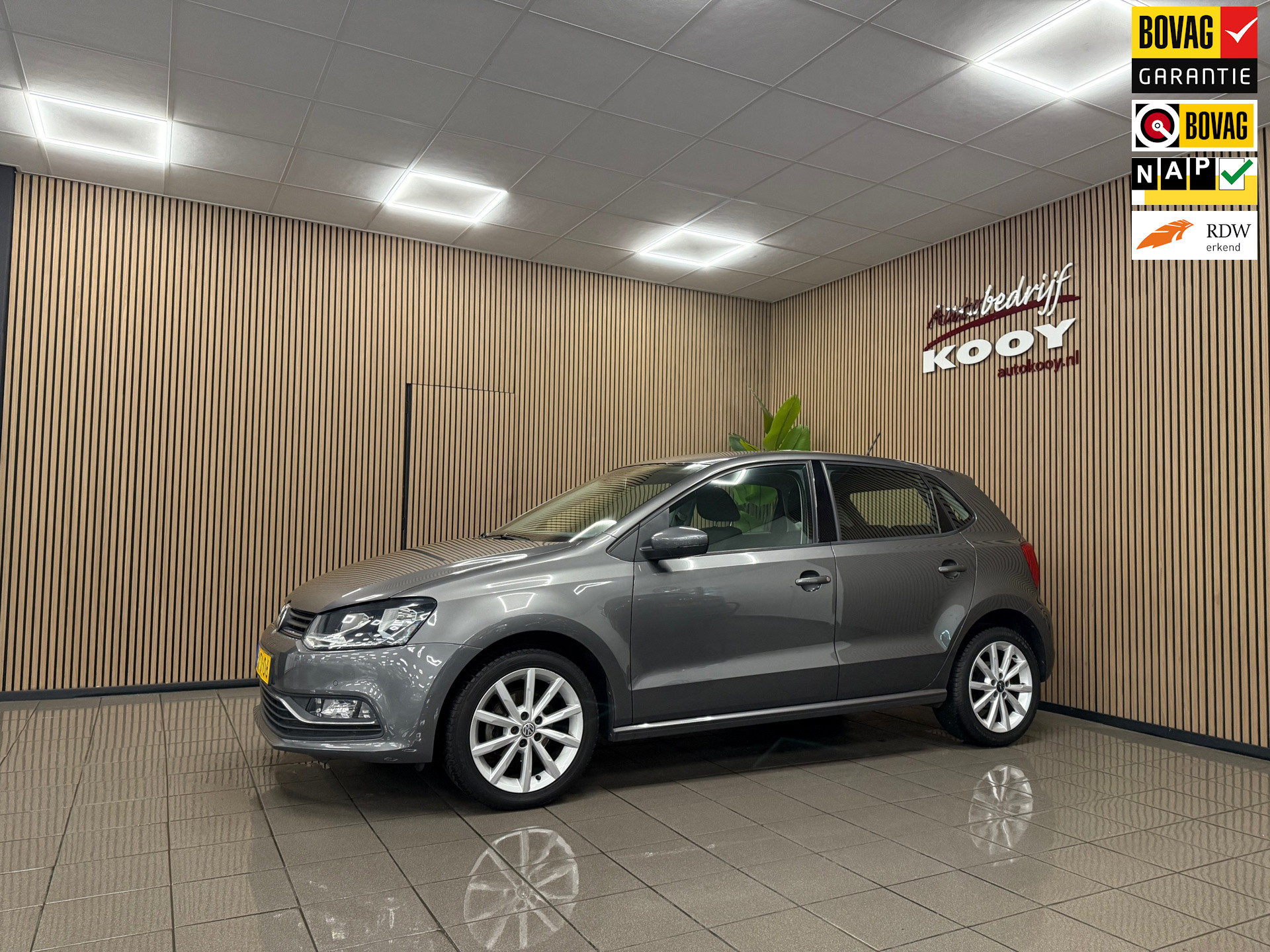 Volkswagen Polo 1.2 TSI Comfortline * Navigatie / Parkeersensoren / Cruise control / NL Auto *