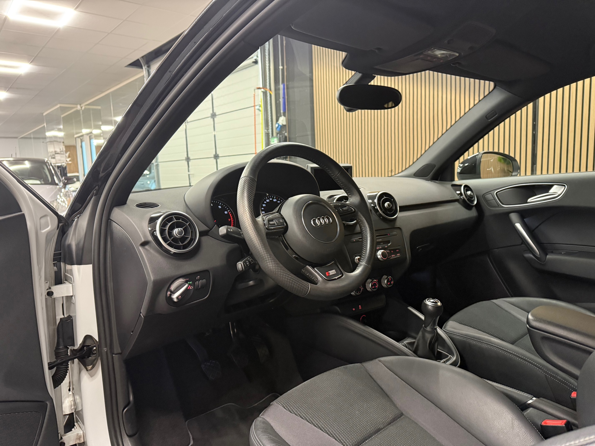 https://www.autokooy.nl//xml/images/48566893-13.JPG