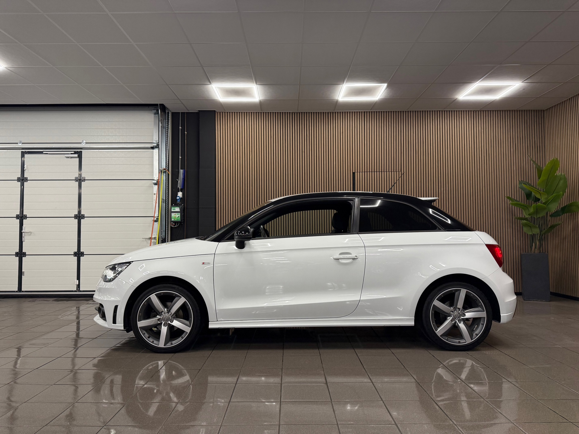 https://www.autokooy.nl//xml/images/48566893-2.JPG