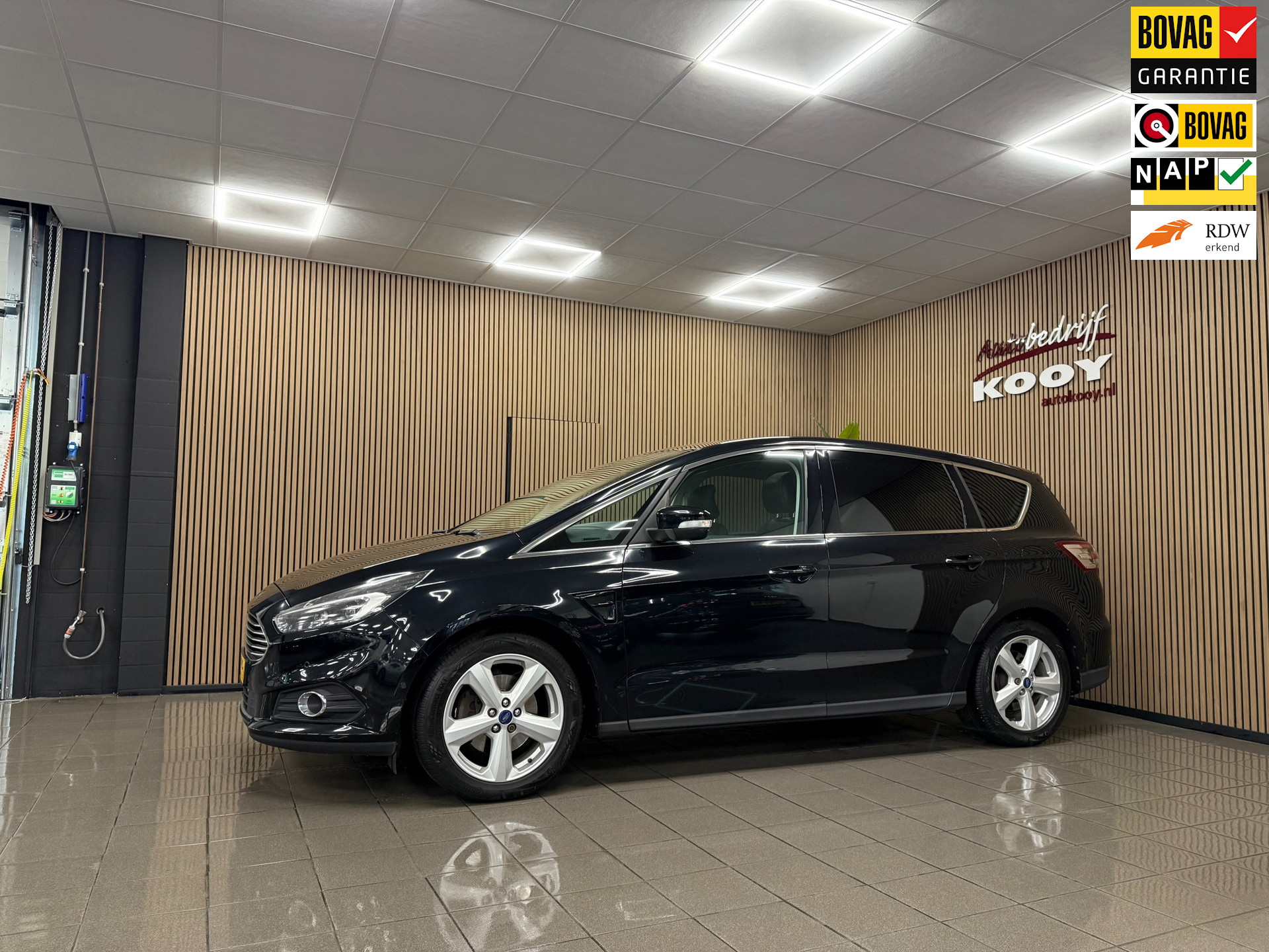 Ford S-Max 2.0 Titanium * Automaat / Panoramadak / Trekhaak / Navigatie / NL Auto *