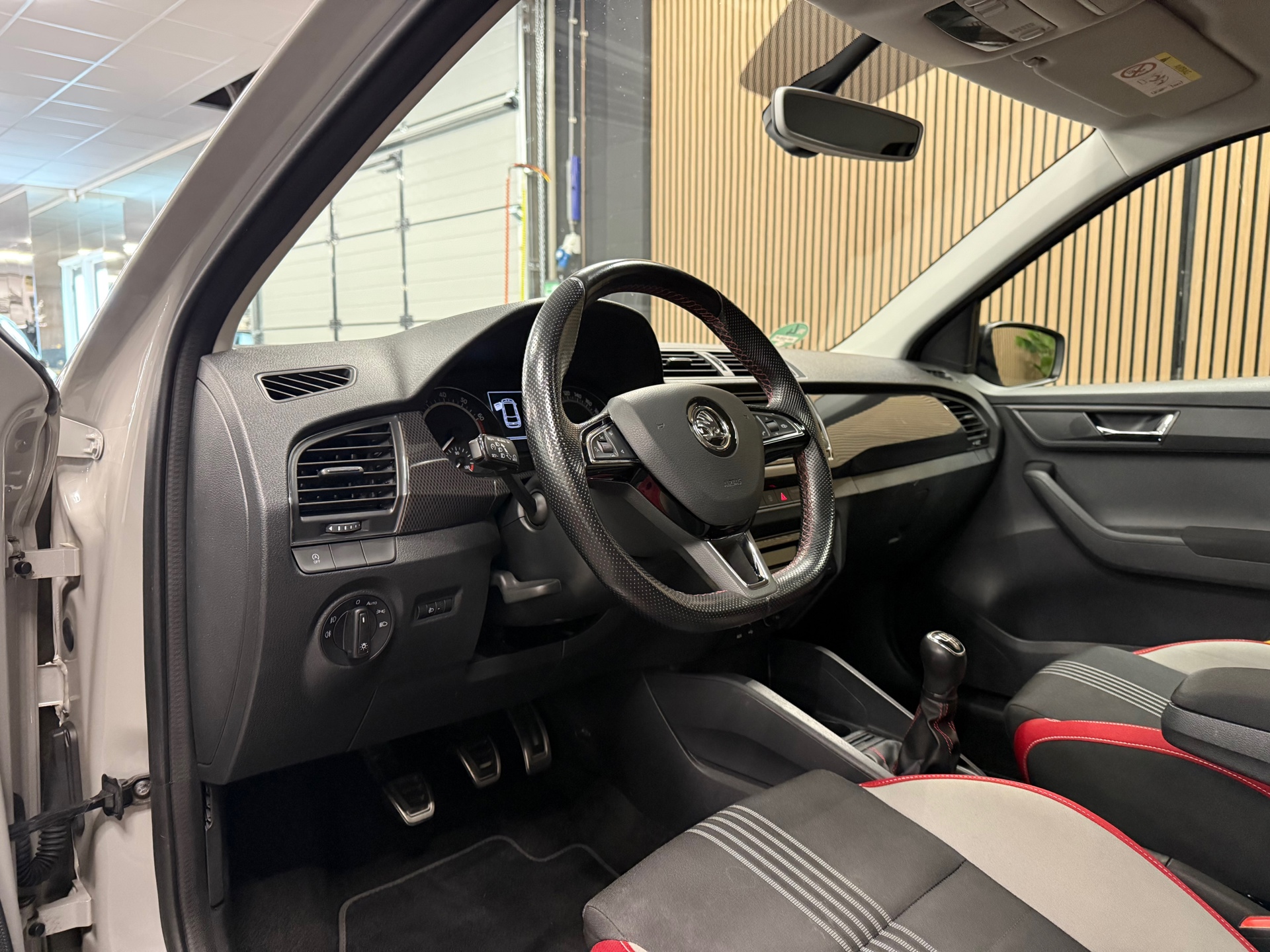 https://www.autokooy.nl//xml/images/48657523-12.JPG