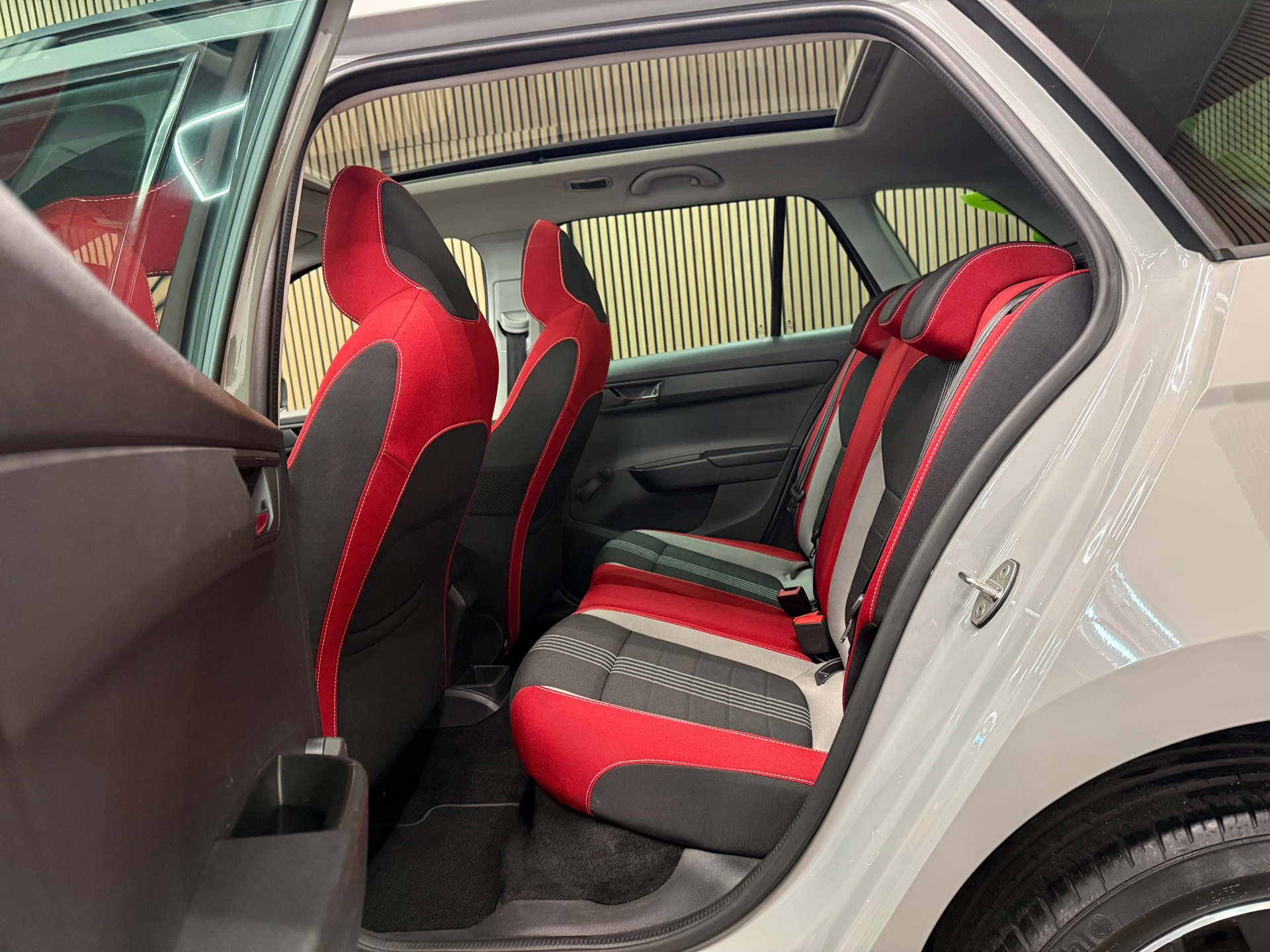 https://www.autokooy.nl//xml/images/48657523-22.JPG