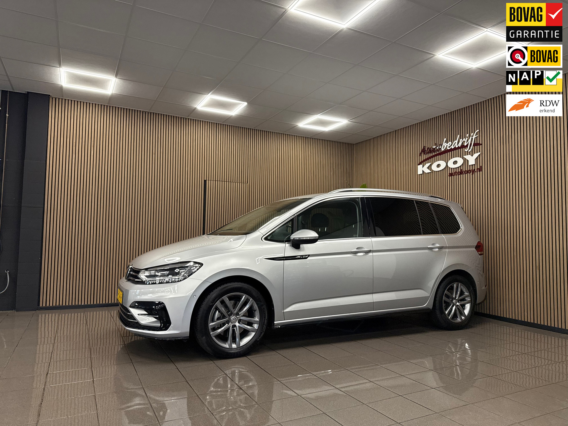 Volkswagen Touran 1.2 TSI Highline R-Line * 1e Eig / 48.169 km + NAP / Camera / Trekhaak / NL Auto *