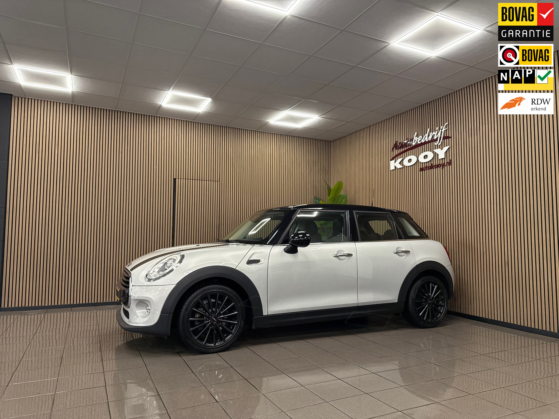 Mini Mini 1.5 Cooper Serious Business * Panoramadak / Navigatie / LED / Parkeersensoren / NL Auto *