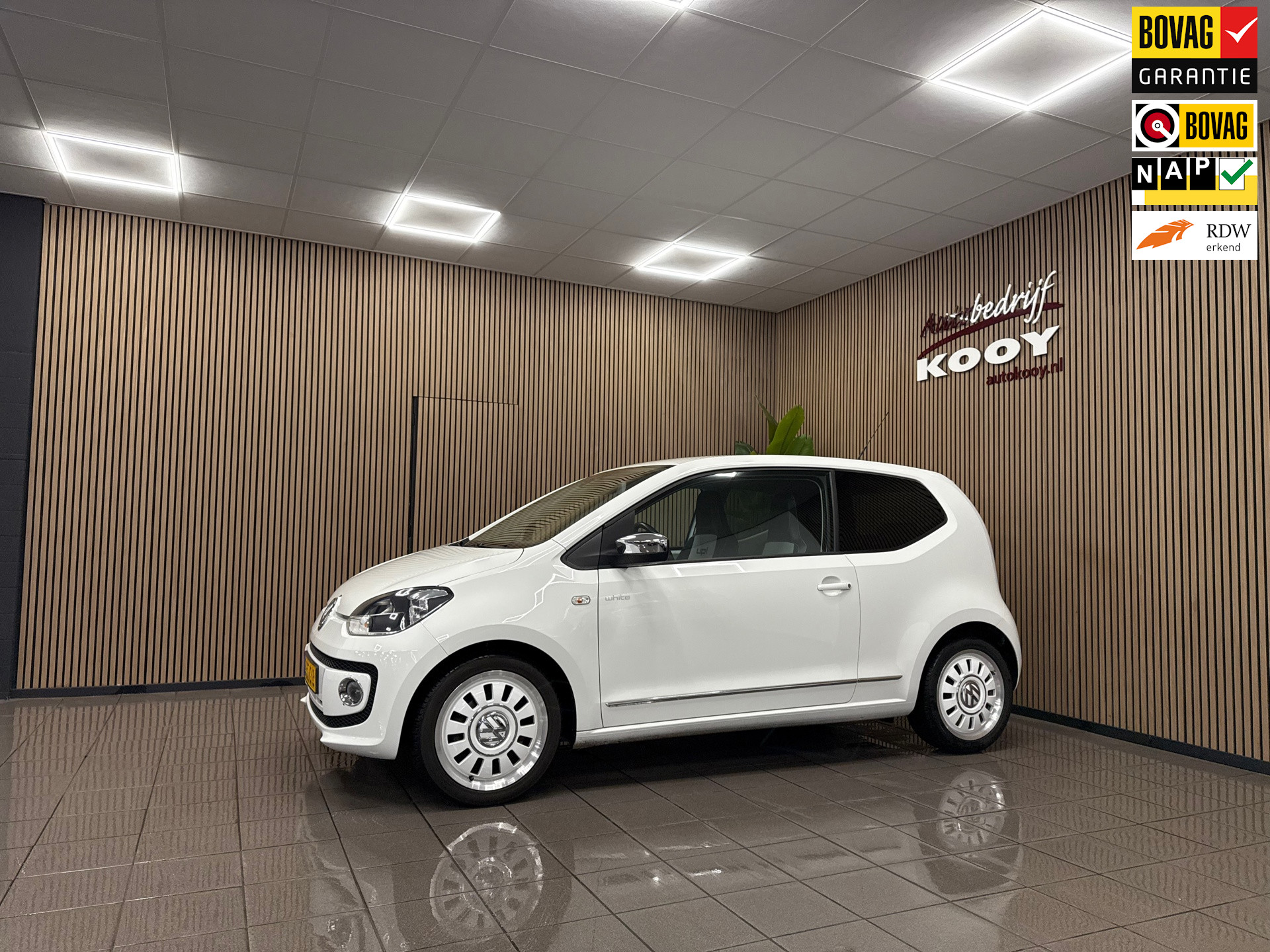 Volkswagen Up! 1.0 White Up! BlueMotion * 44.661 km + NAP / Navigatie / Cruise control / NL Auto *