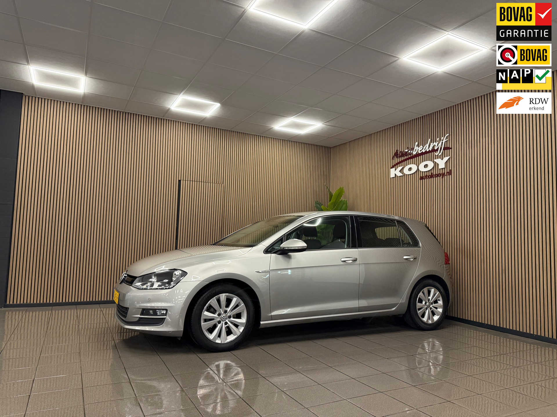 Volkswagen Golf 1.0 TSI Comfortline * Navigatie / Parkeersensoren / Cruise control / NL Auto *