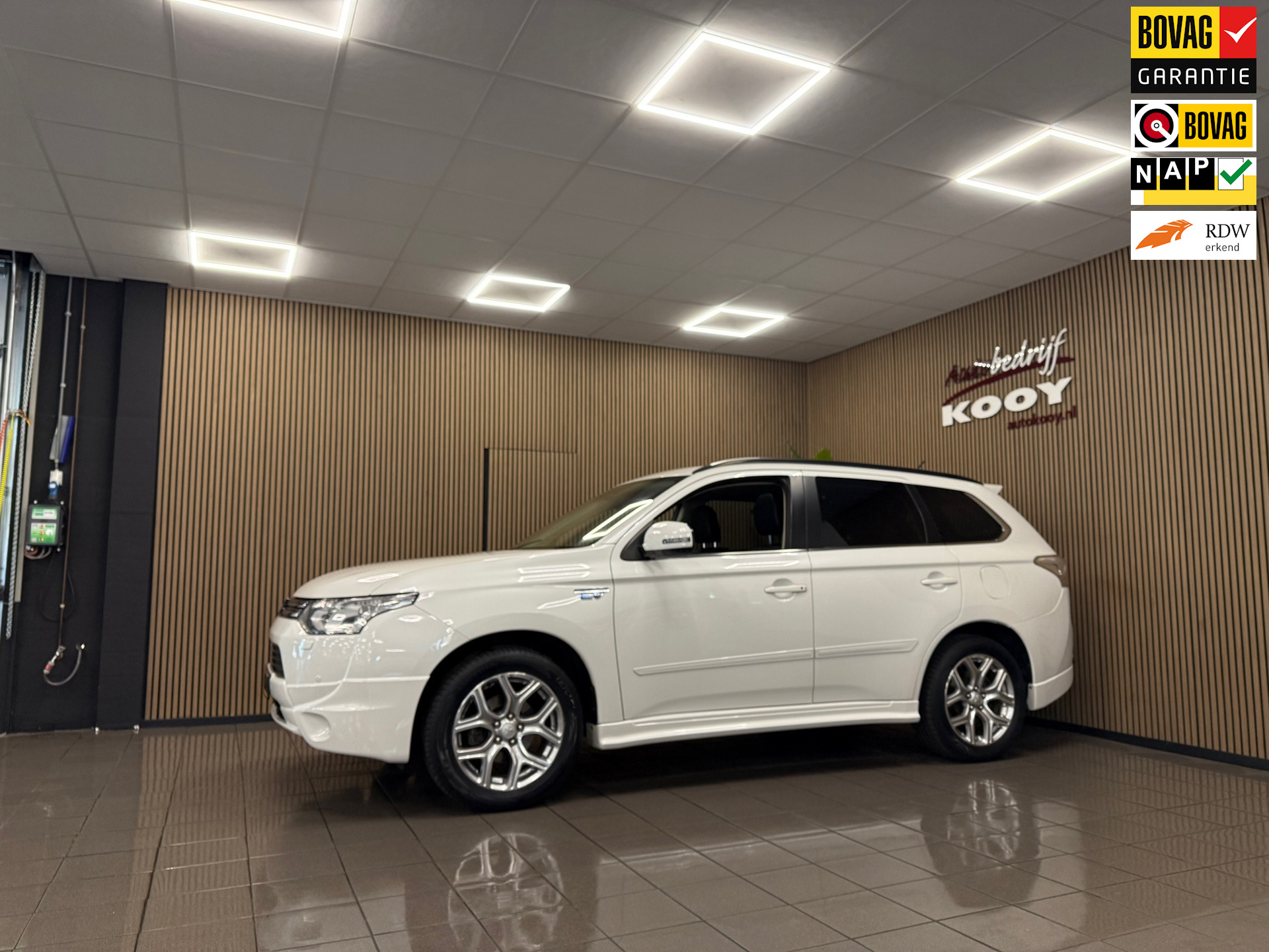 Mitsubishi Outlander 2.0 PHEV Instyle * Schuif-Kanteldak / Navigatie / LED / 18" LM Velgen / NL Auto *