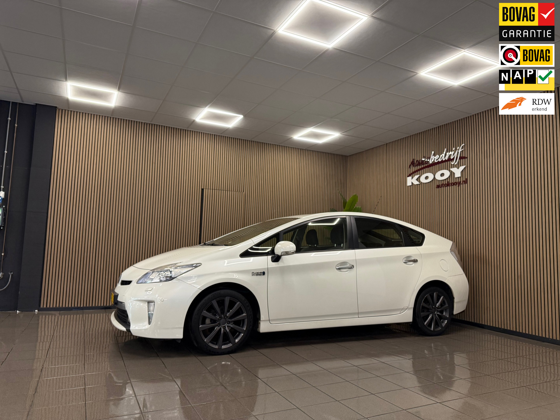 Toyota Prius 1.8 Plug-in Executive Business * Navigatie / Camera / Leder / Xenon / NL Auto *