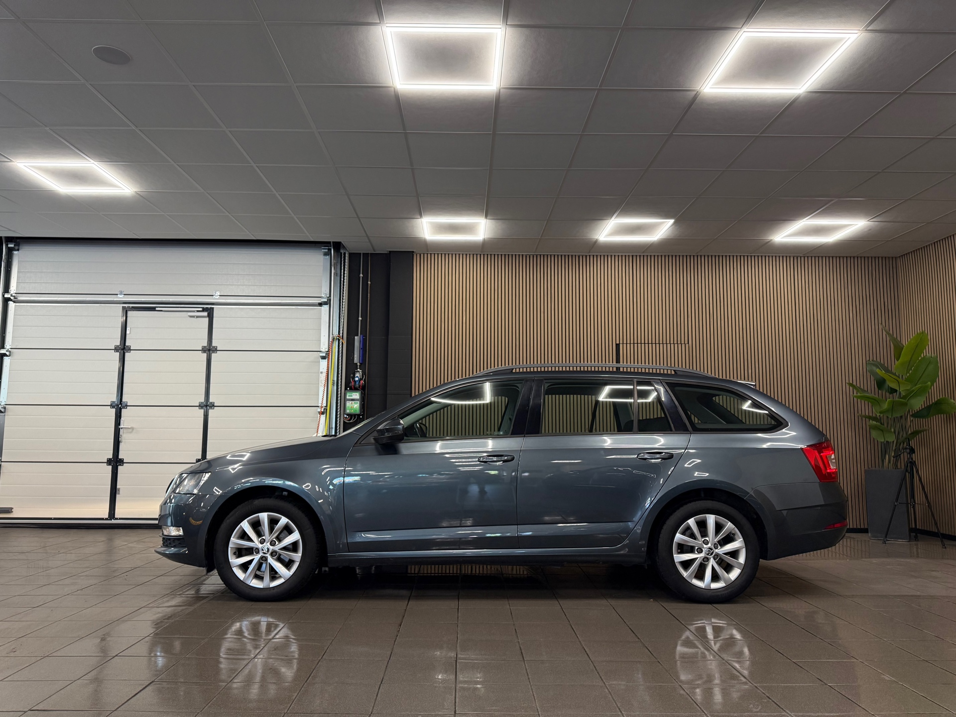 https://www.autokooy.nl//xml/images/53173334-2.JPG