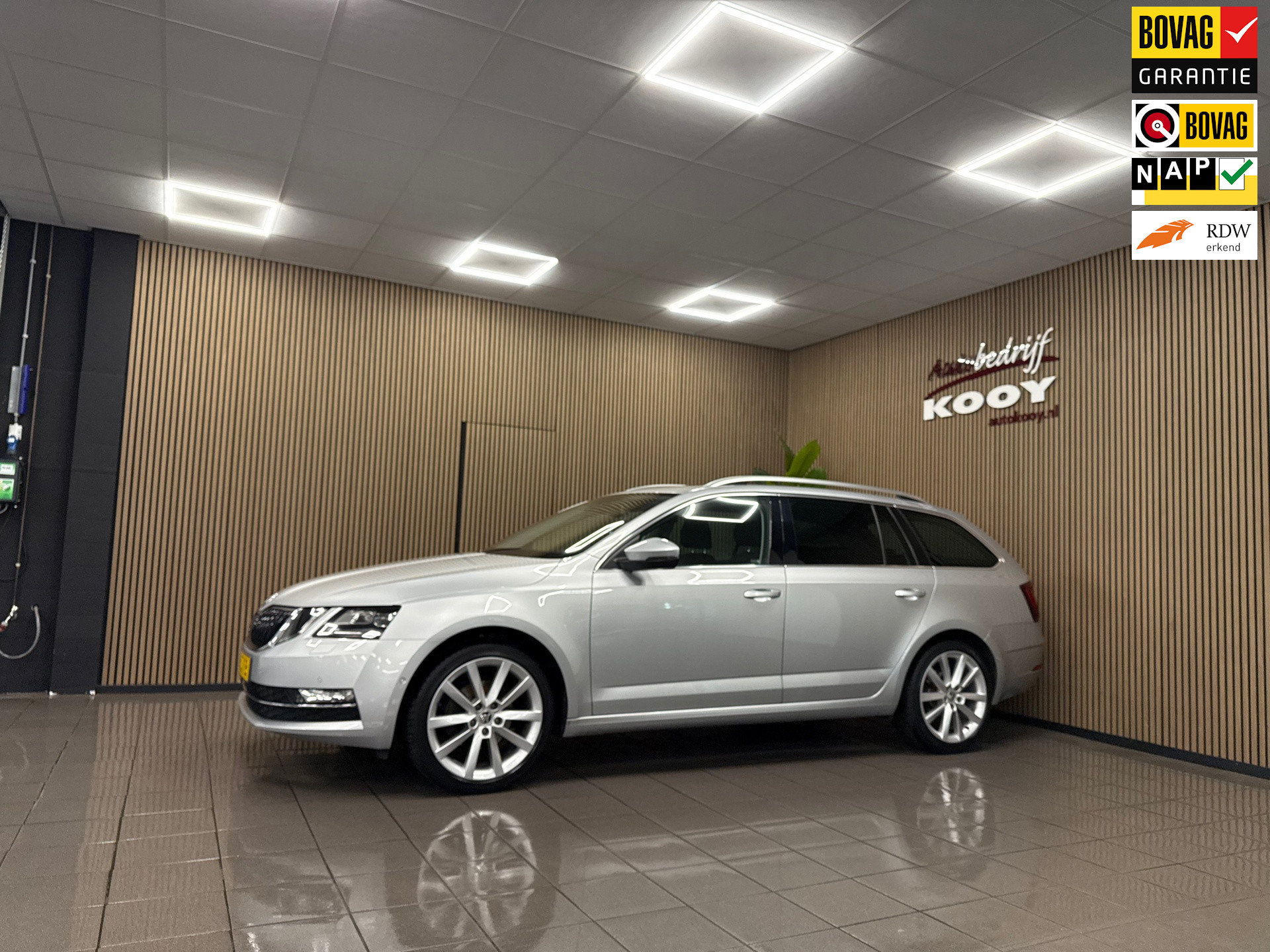 Skoda Octavia Combi 1.0 TSI Greentech Style Business * Automaat / 1e Eig / Panoramadak / Trekhaak / NL Auto *