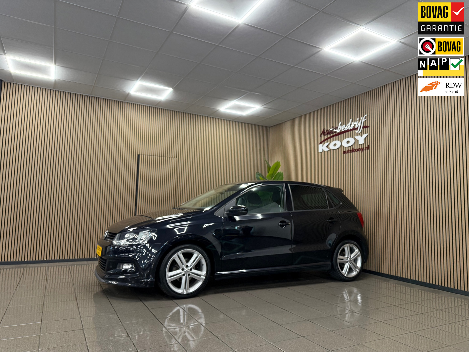 Volkswagen Polo 1.2 TSI R-Line * Navigatie / 17" LM Velgen / Parkeersensoren / NL Auto *