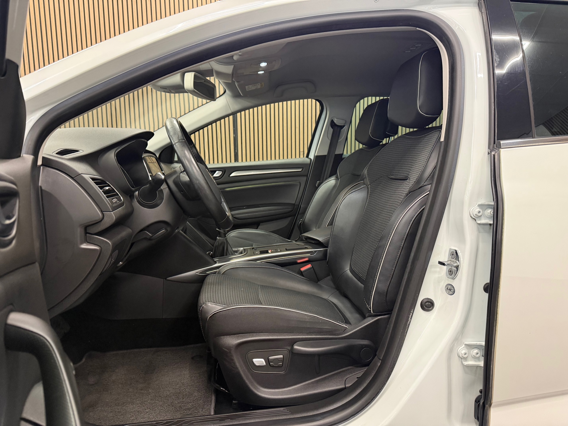 https://www.autokooy.nl//xml/images/53724278-11.JPG