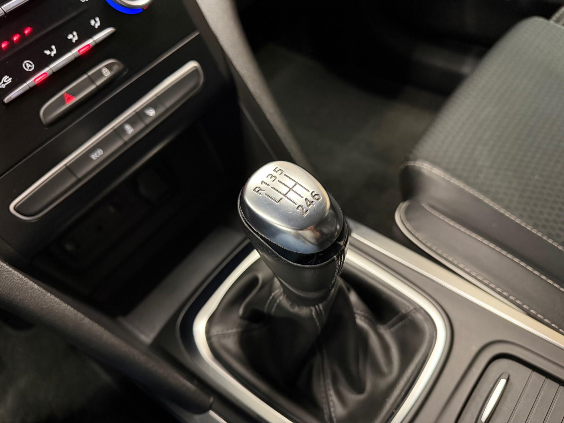 https://www.autokooy.nl//xml/images/53724278-21.JPG