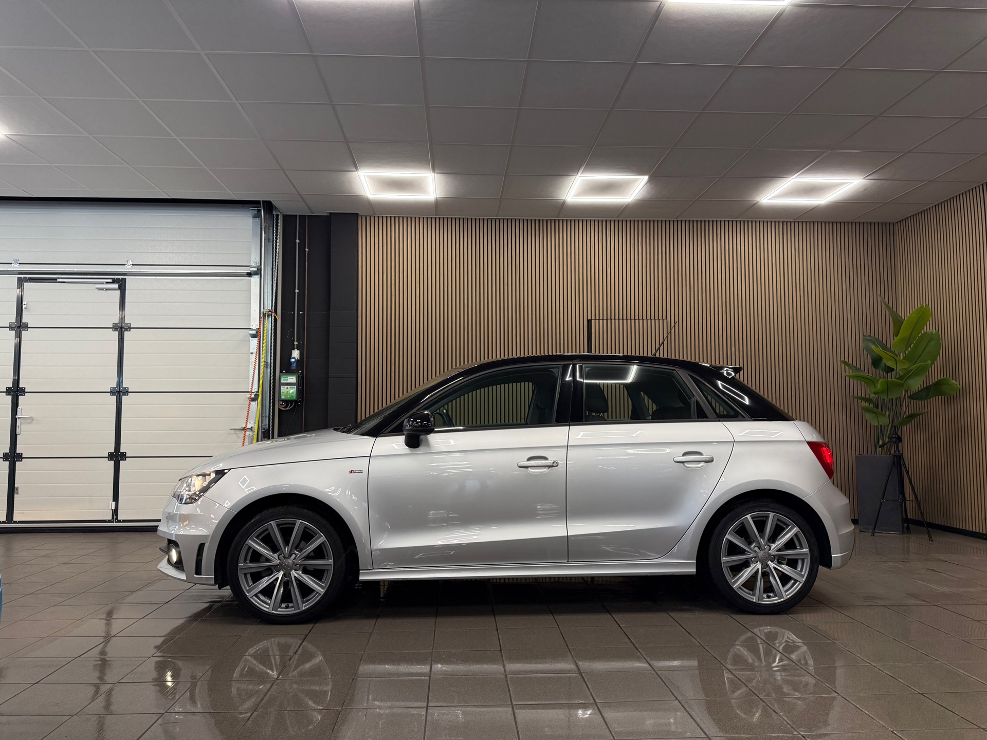 https://www.autokooy.nl//xml/images/53771132-2.JPG