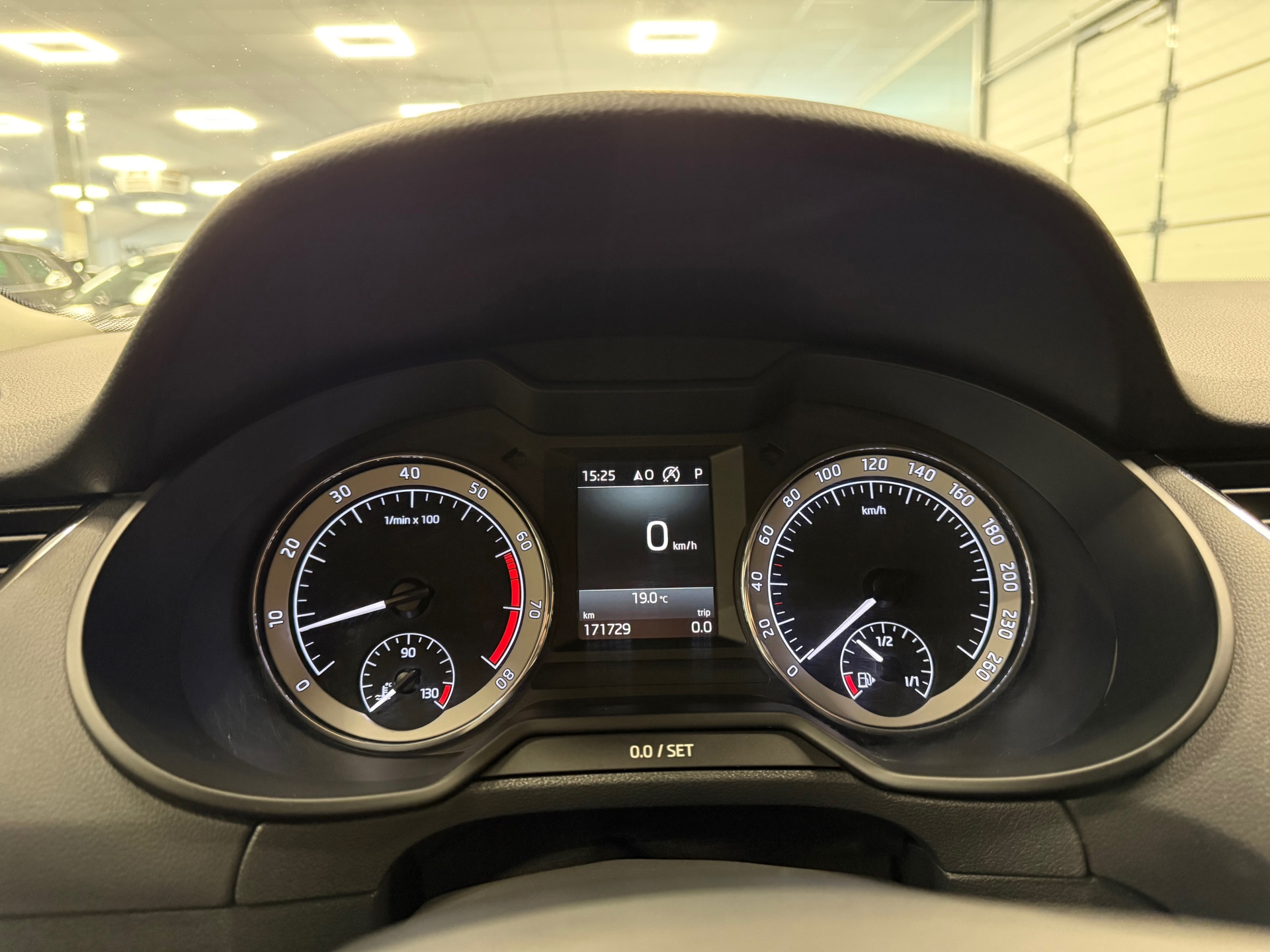 https://www.autokooy.nl//xml/images/54088917-14.JPG