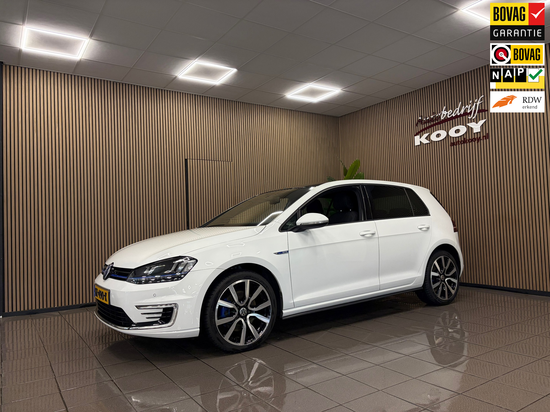 Volkswagen Golf 1.4 TSI GTE * Automaat / NL auto / Panorama dak / Nw staat *