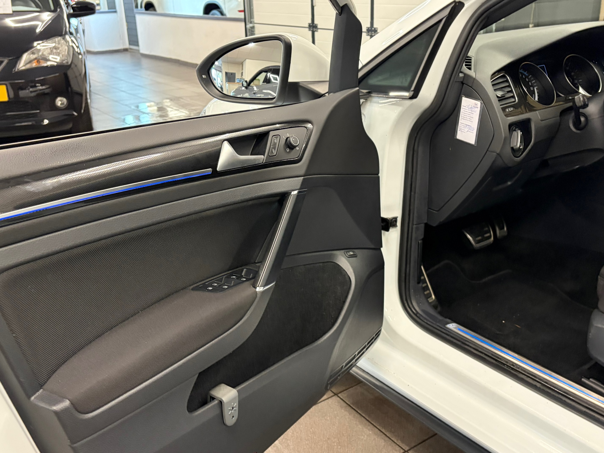 https://www.autokooy.nl//xml/images/54230006-10.JPG
