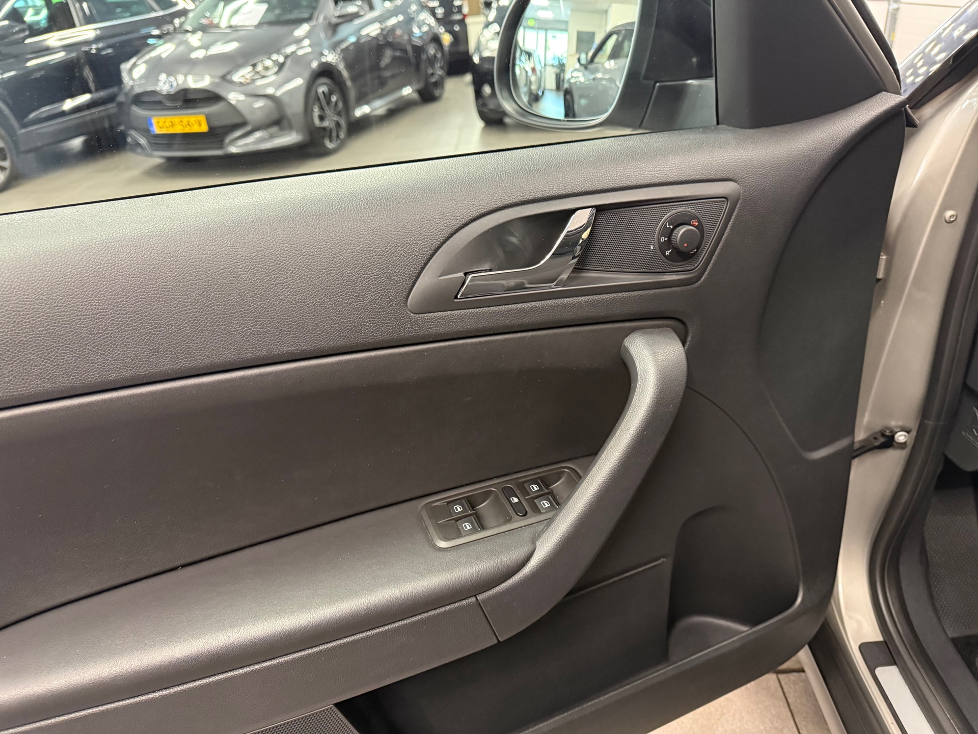 https://www.autokooy.nl//xml/images/54336358-10.JPG