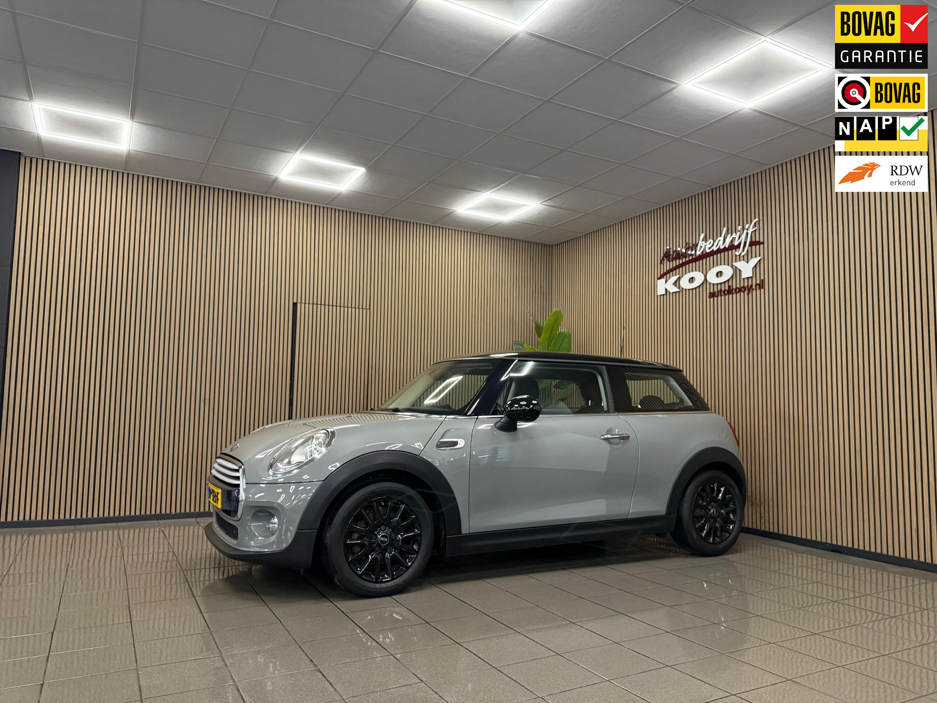 Mini 1.5 Cooper Salt Business * Navigatie / Cruise control / LM Velgen / NL Auto *
