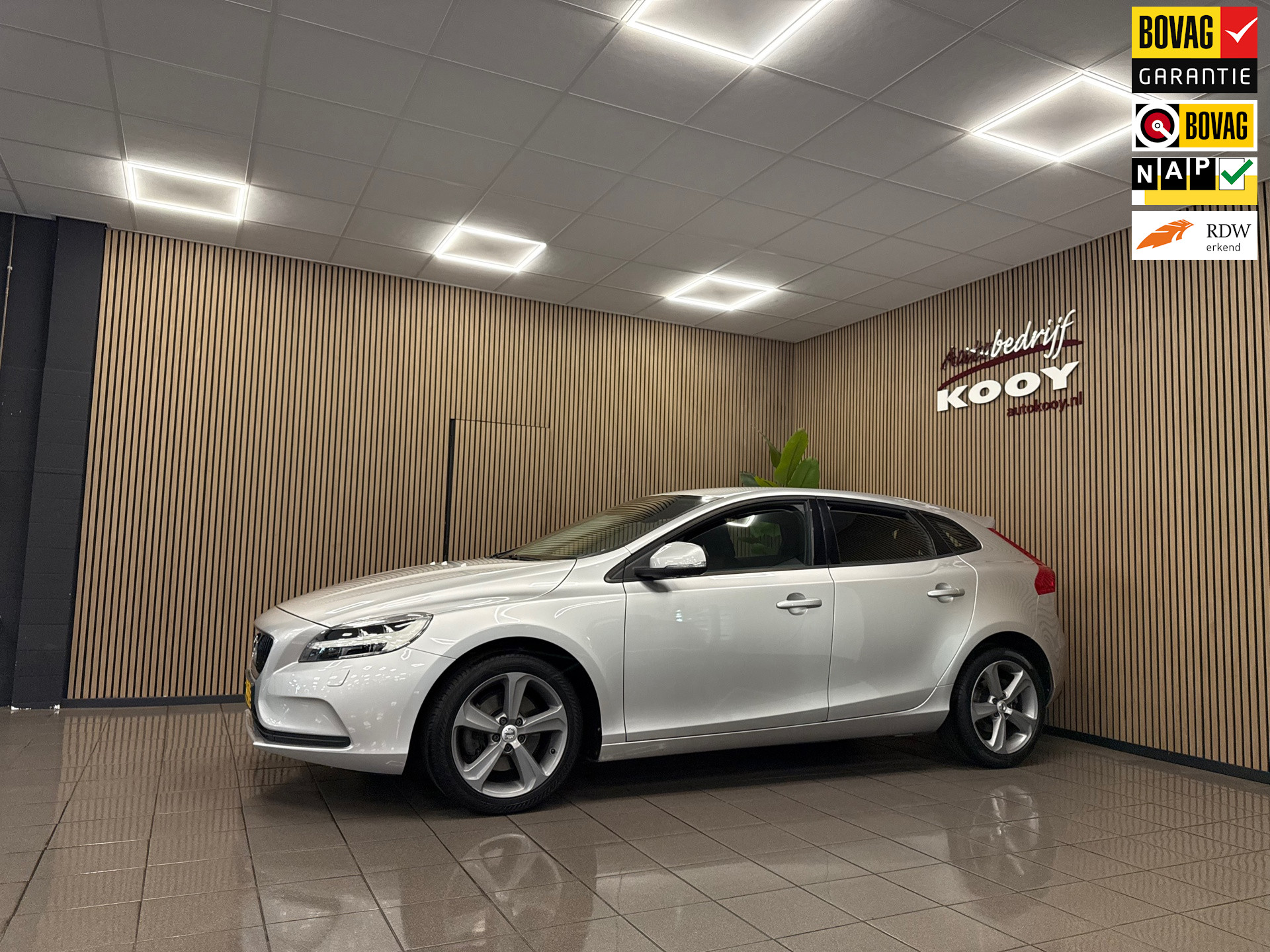 Volvo V40 2.0 T3 Nordic+ * Dealer onderhouden / Navigatie / LED / Stoelverwarming / NL Auto *