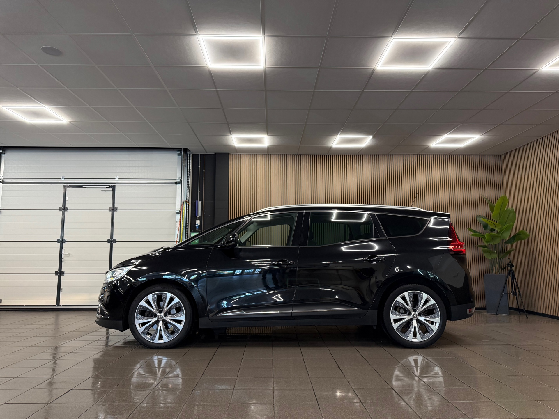 https://www.autokooy.nl//xml/images/54697303-2.JPG