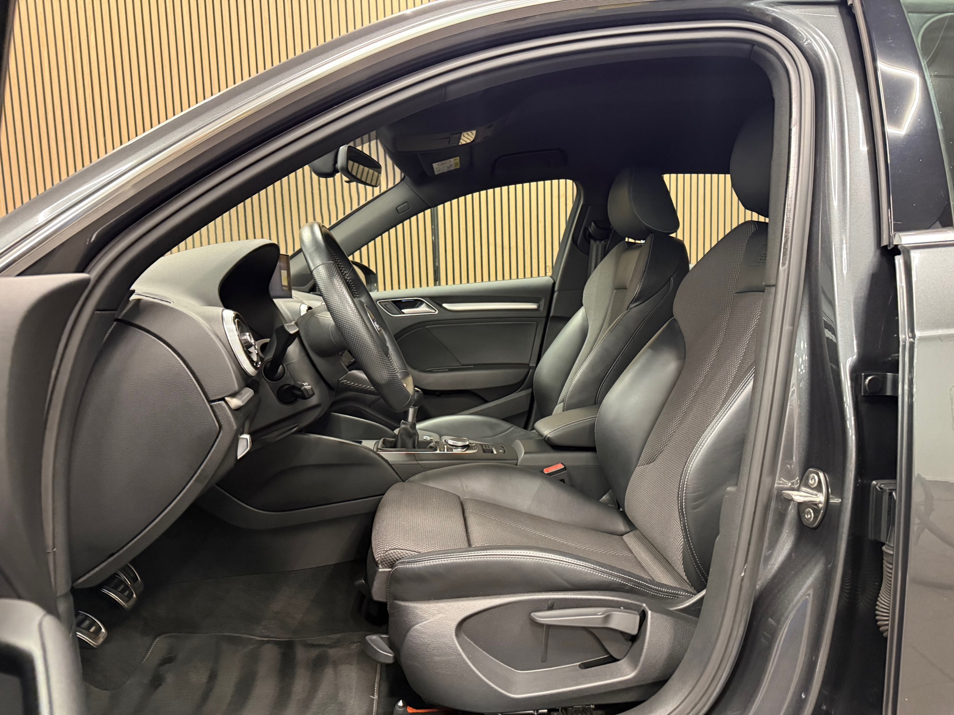https://www.autokooy.nl//xml/images/54728447-11.JPG