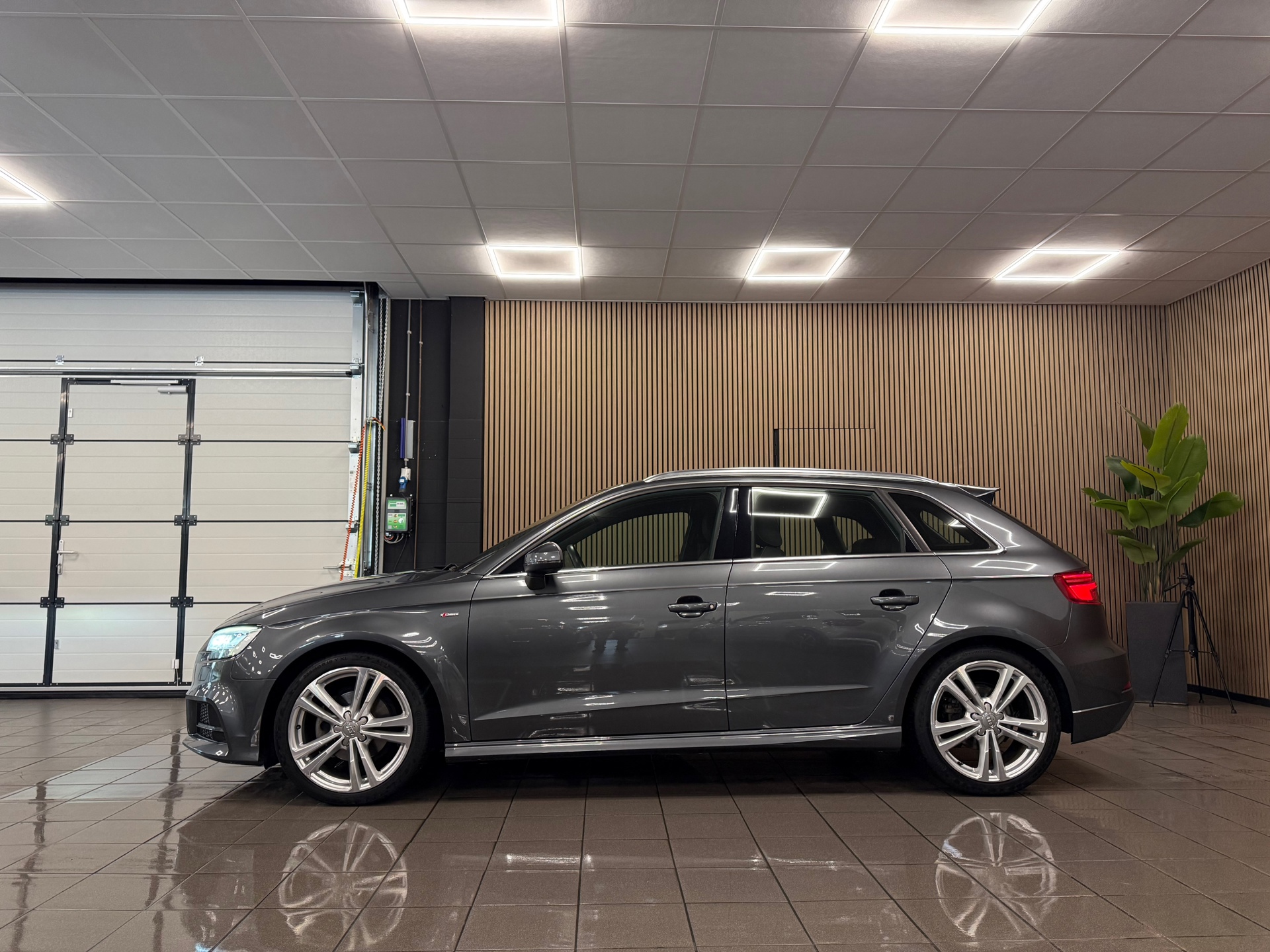 https://www.autokooy.nl//xml/images/54728447-2.JPG